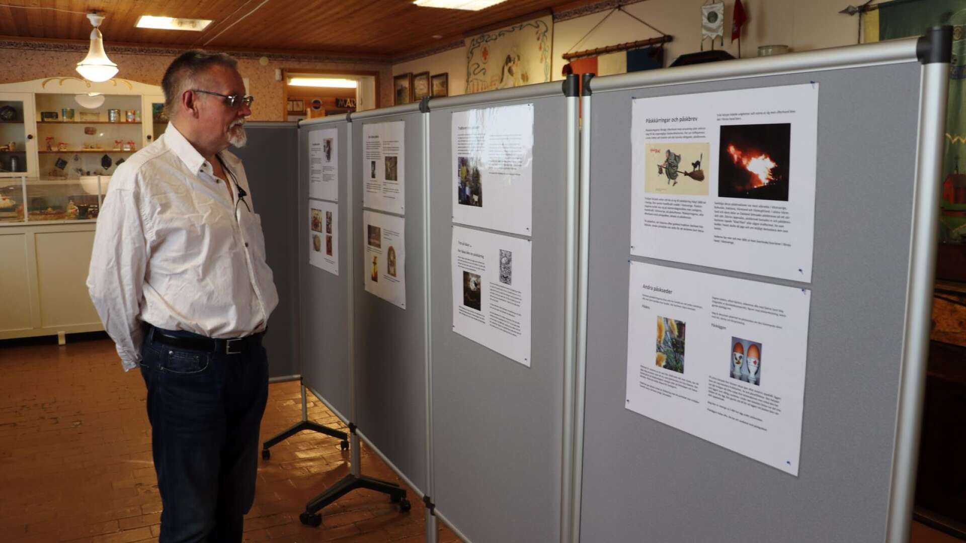 Lars-Göran Alm inspekterar utställningen som öppnade under måndagen. 