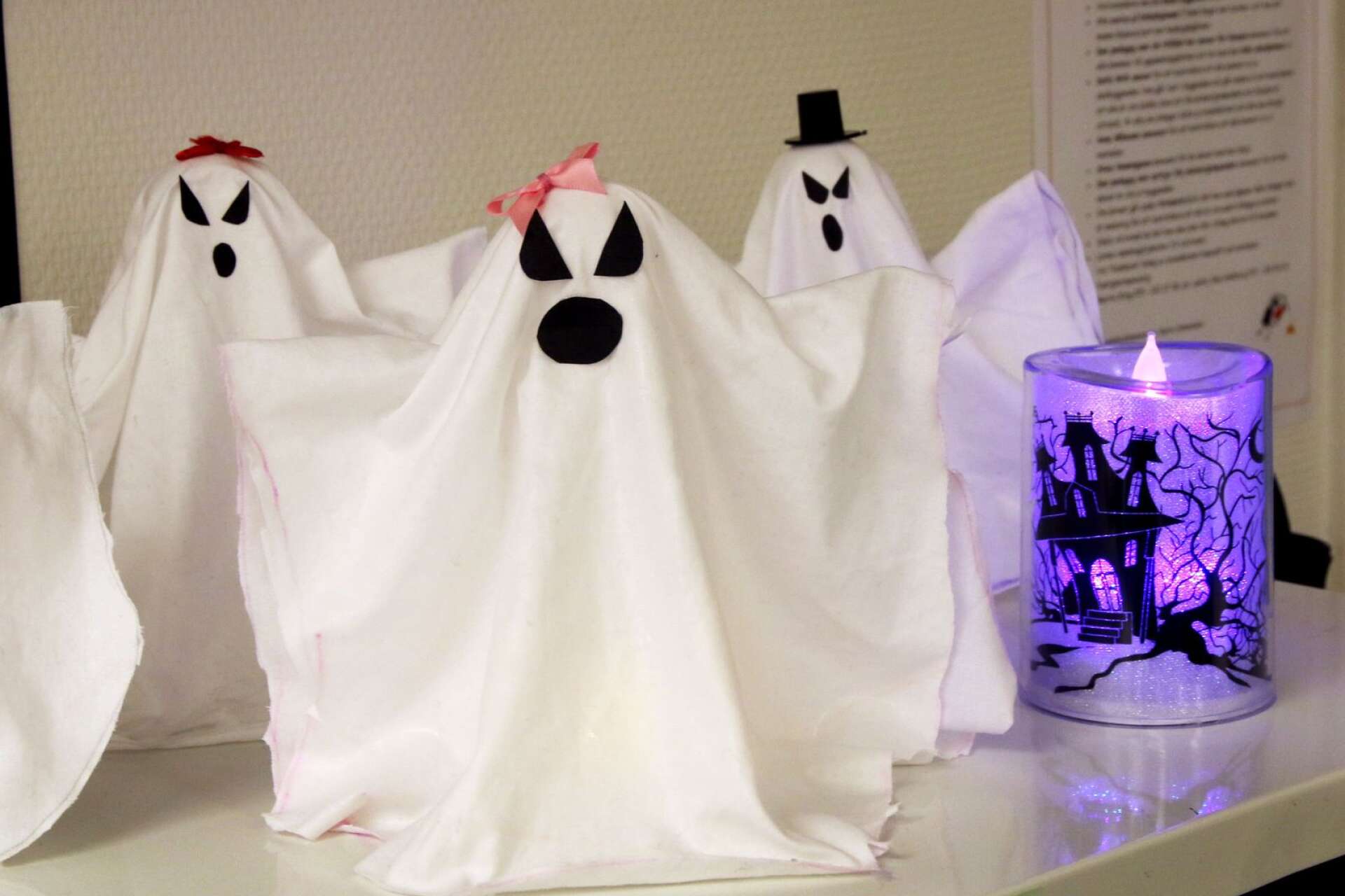 Spöken av återvunnet material skapar en härlig Halloween-stämning.