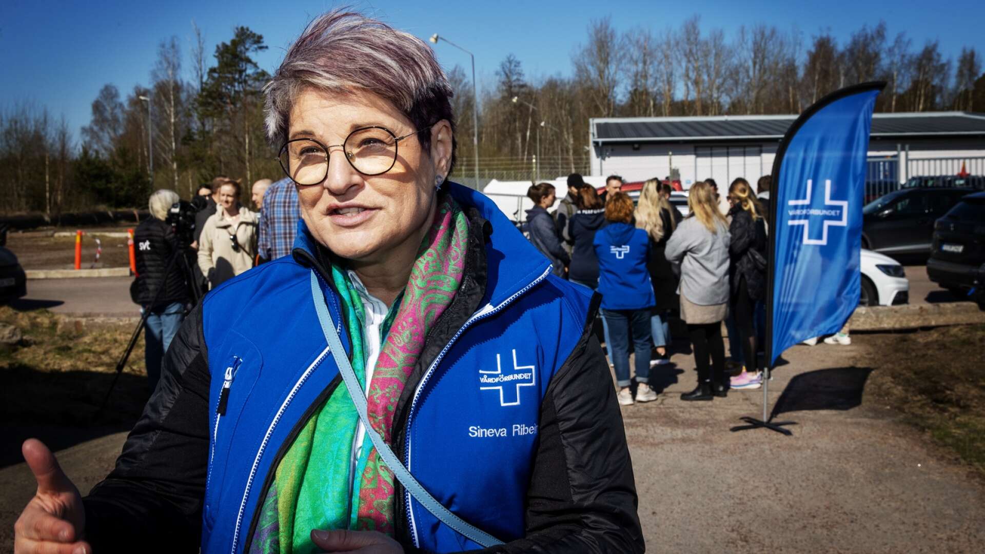 Vårdförbundets ordförande Sineva Ribeiro är på besök i Karlstad. Utanför ambulansen samlades många medlemmar för att prata med henne. 