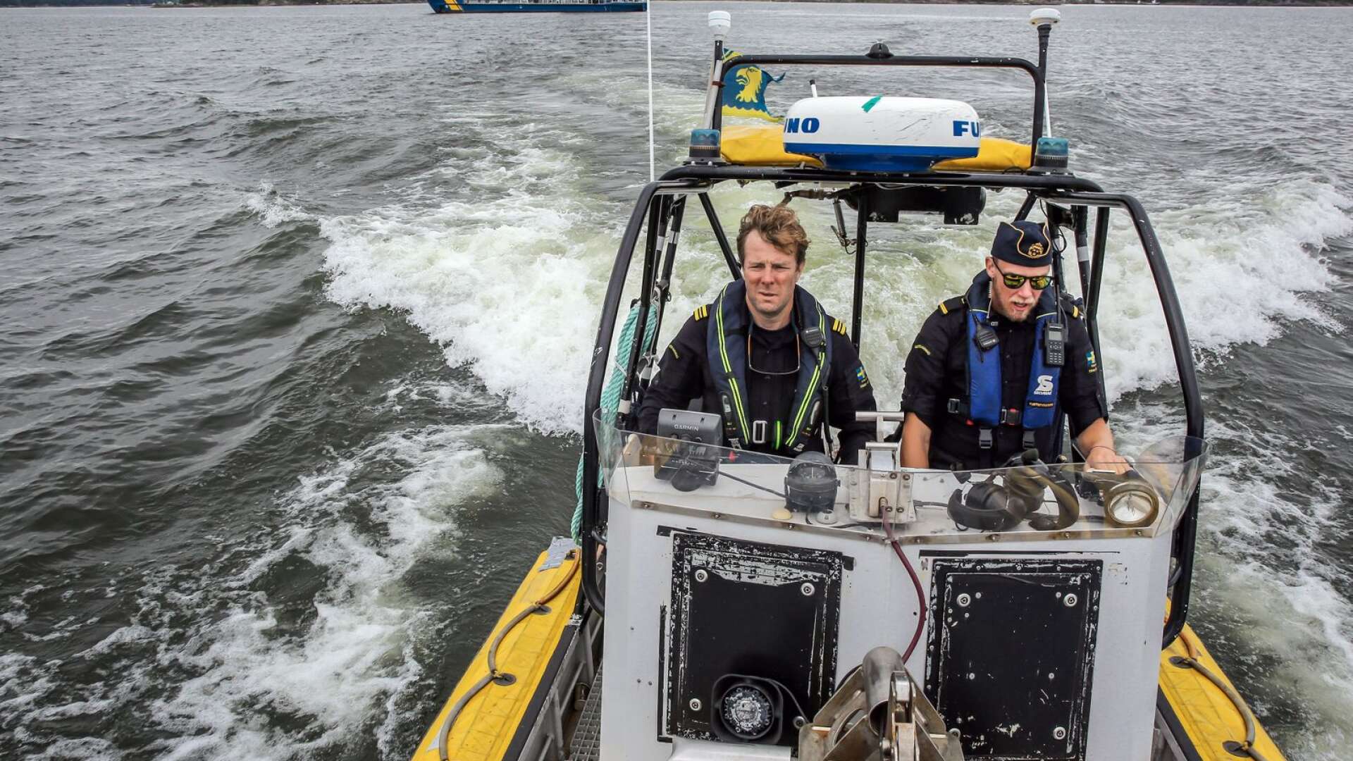 Kristian Alström och Linus Johansson har nyss lämnat fartyget med sin ribbåt. 