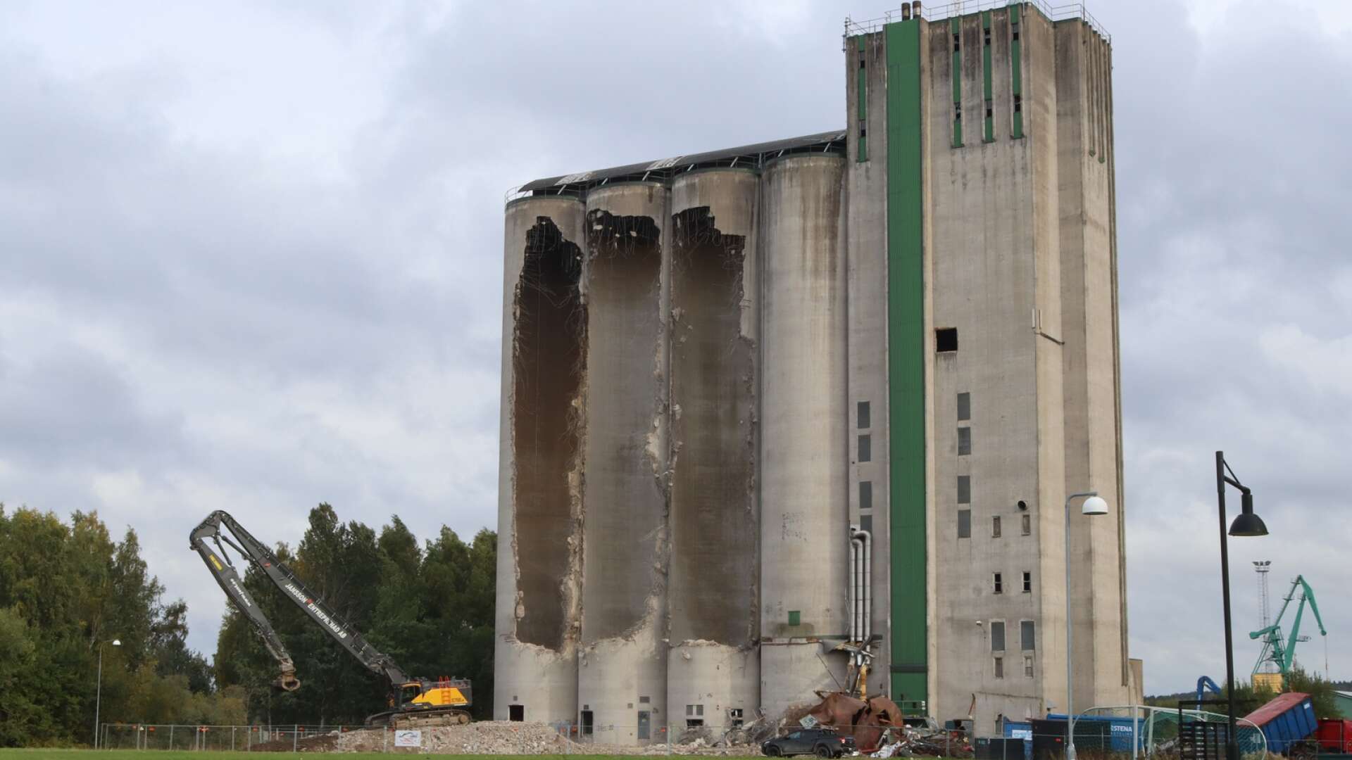 Rivningen av lantmännens silo i Kristinehamn påbörjades i slutet av september. Nu har arbetet kommit längre.