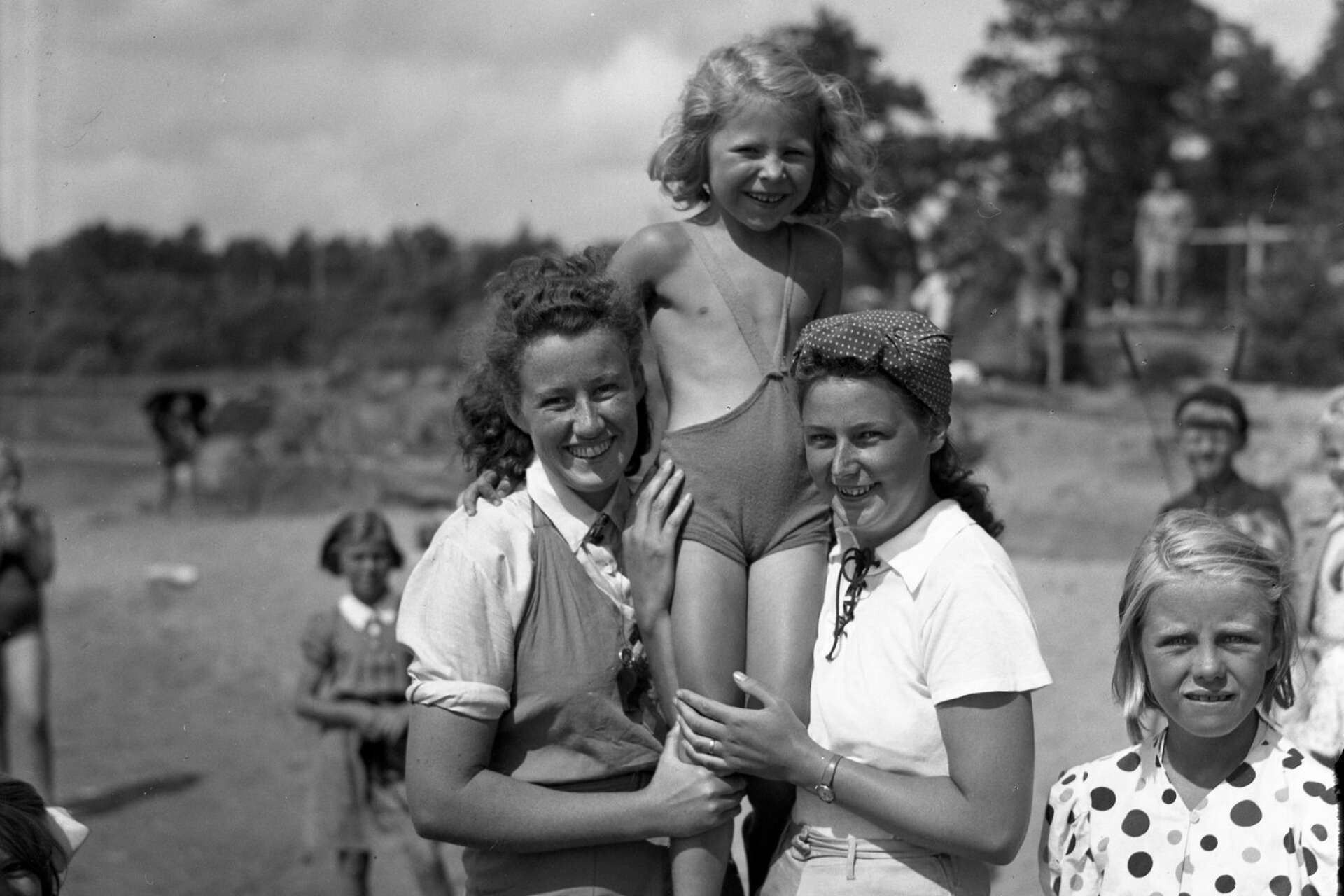 Karlstad stads barnläger vid Alsters strandbad år 1940.