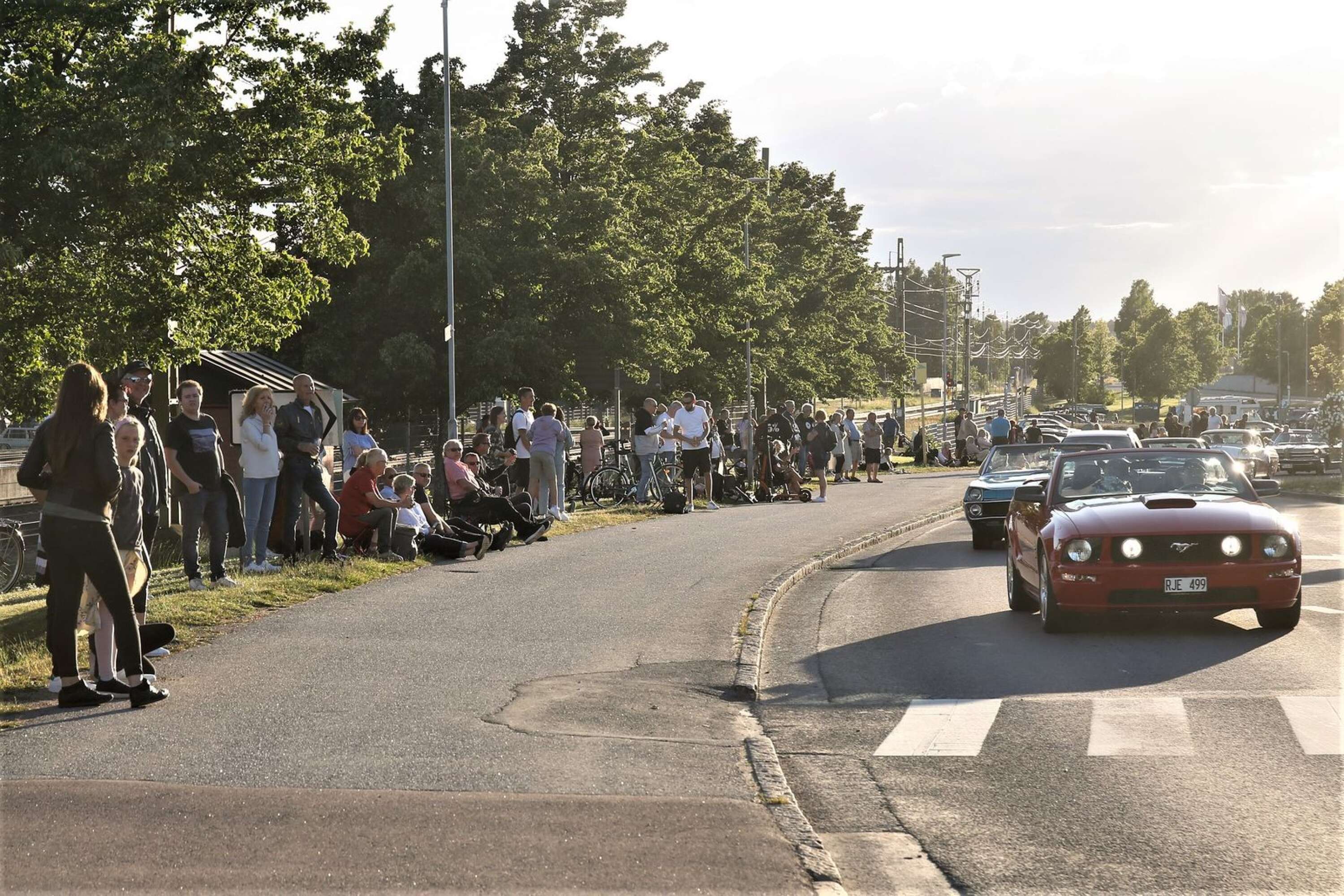 Många åskådare kantade gatorna i Arvika under lördagens cruising.