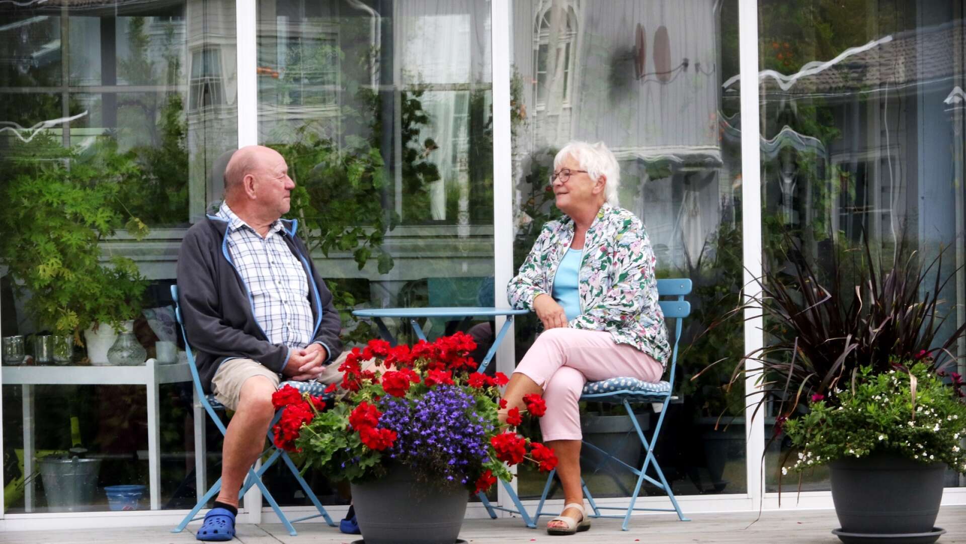 Bengt och Sylvia Johanssons trädgård med inglasad altan är en av många gröna oaser i bostadsområdet Västra skogen. Den sociala gemenskapen är något som paret uppskattar.