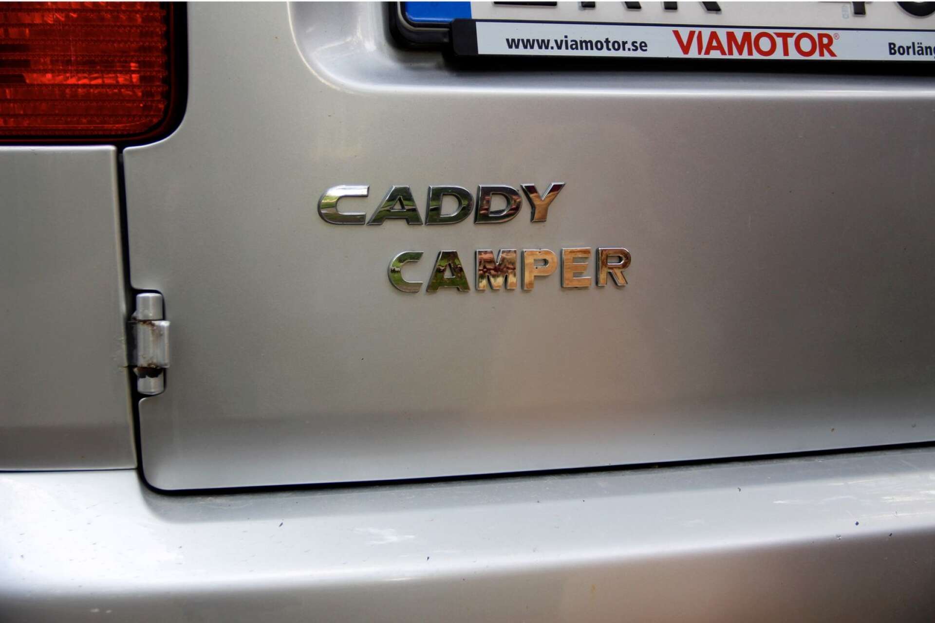 En liten detalj som tillför ett fulländat helhetsintryck. &quot;Lärkan&quot; är inte längre bara en Caddy, utan nu även en Caddy Camper. 