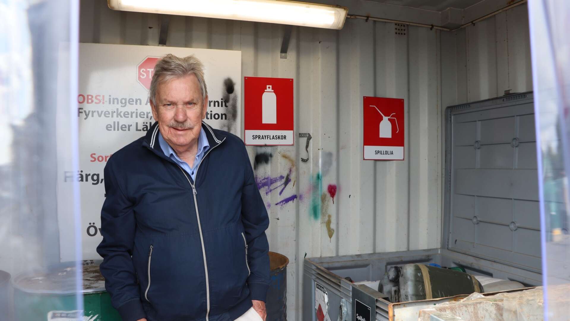 Jan-Erik Andersson besöker ofta återvinningscentralen i Hjo, och han är generös med att ge den lovord som &quot;perfekt&quot;, kan inte vara bättre&quot;, samt &quot;ordning och reda&quot;.
