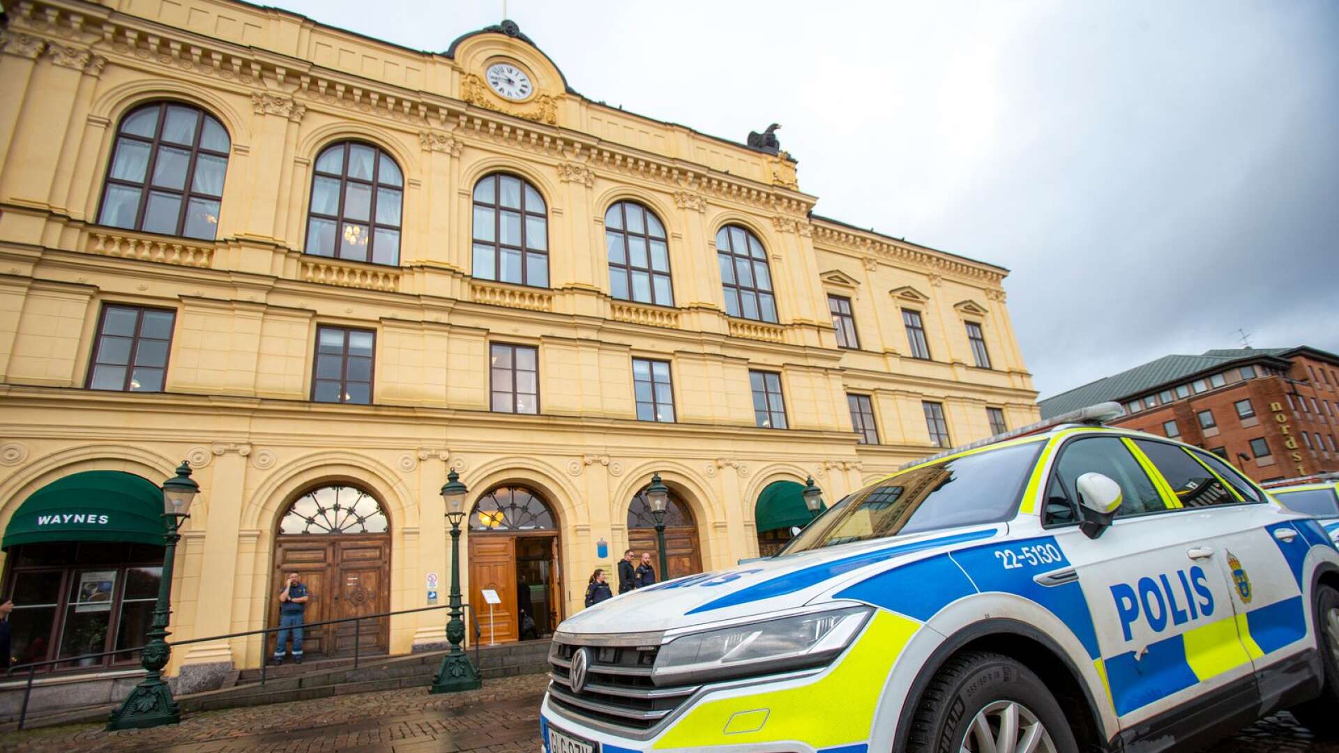 Värmlands tingsrätt dömer en 59-årig man till fängelse för att ha knivhotat en polis.