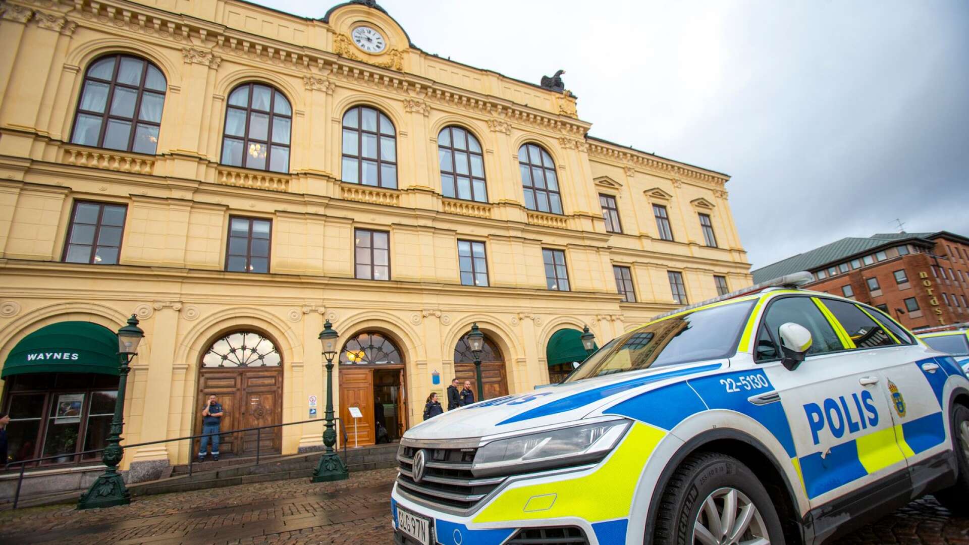 Åtalet mot elitidrottsmannen som misshandlade en civilpolis lämnades in till Värmlands tingsrätt på onsdagen. Mannen riskerar upp till två års fängelse.