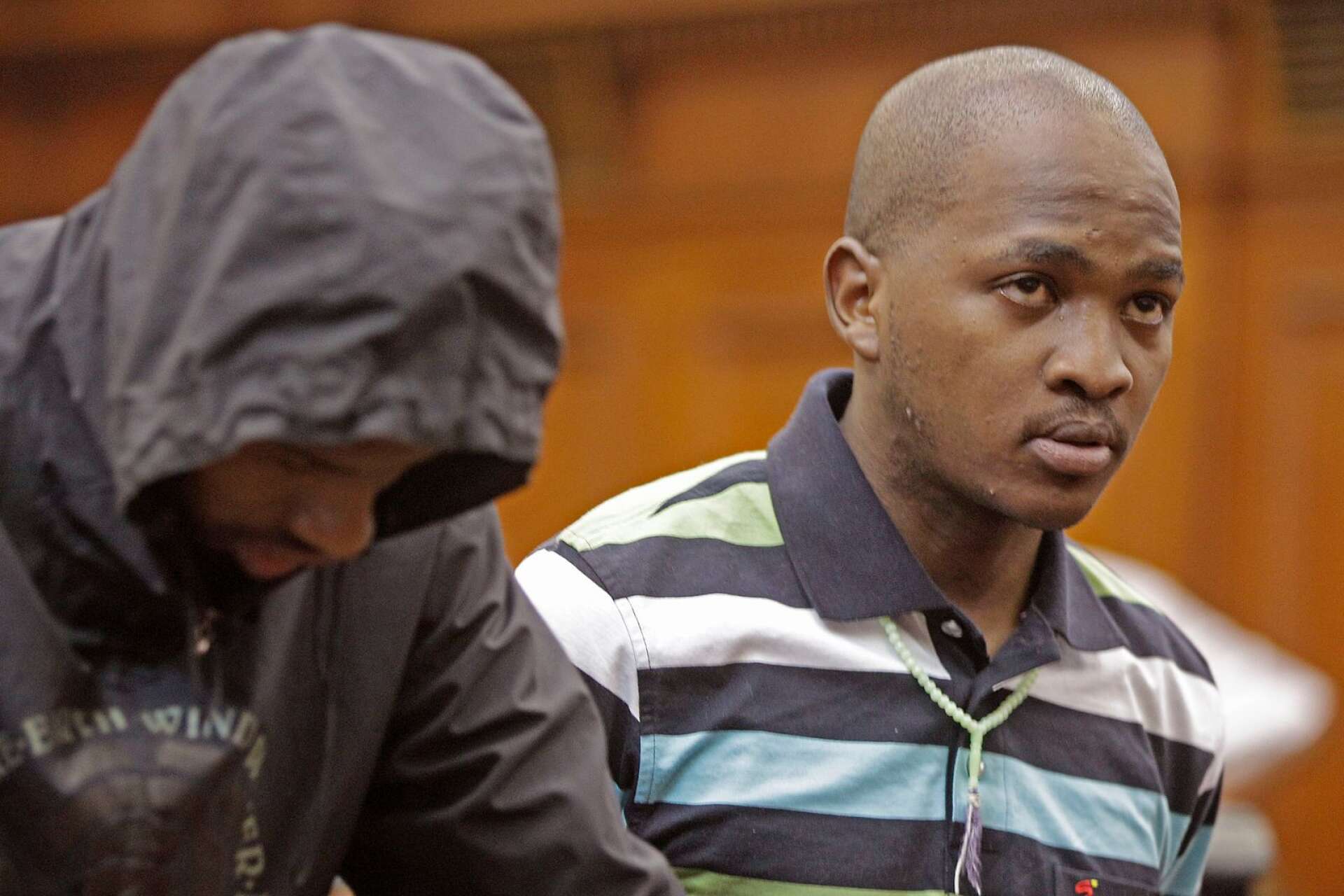 Mziwamadoda Qwabe dömdes till 25 års fängelse och Xolile Mngeni (t.v) fick livstids fängelse. 