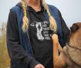 Eva Gustavsson driver Lyrestads hundcenter sedan slutet av 2018. Hon ägnar sig åt hundar på olika sätt i stort sett all sin lediga tid.