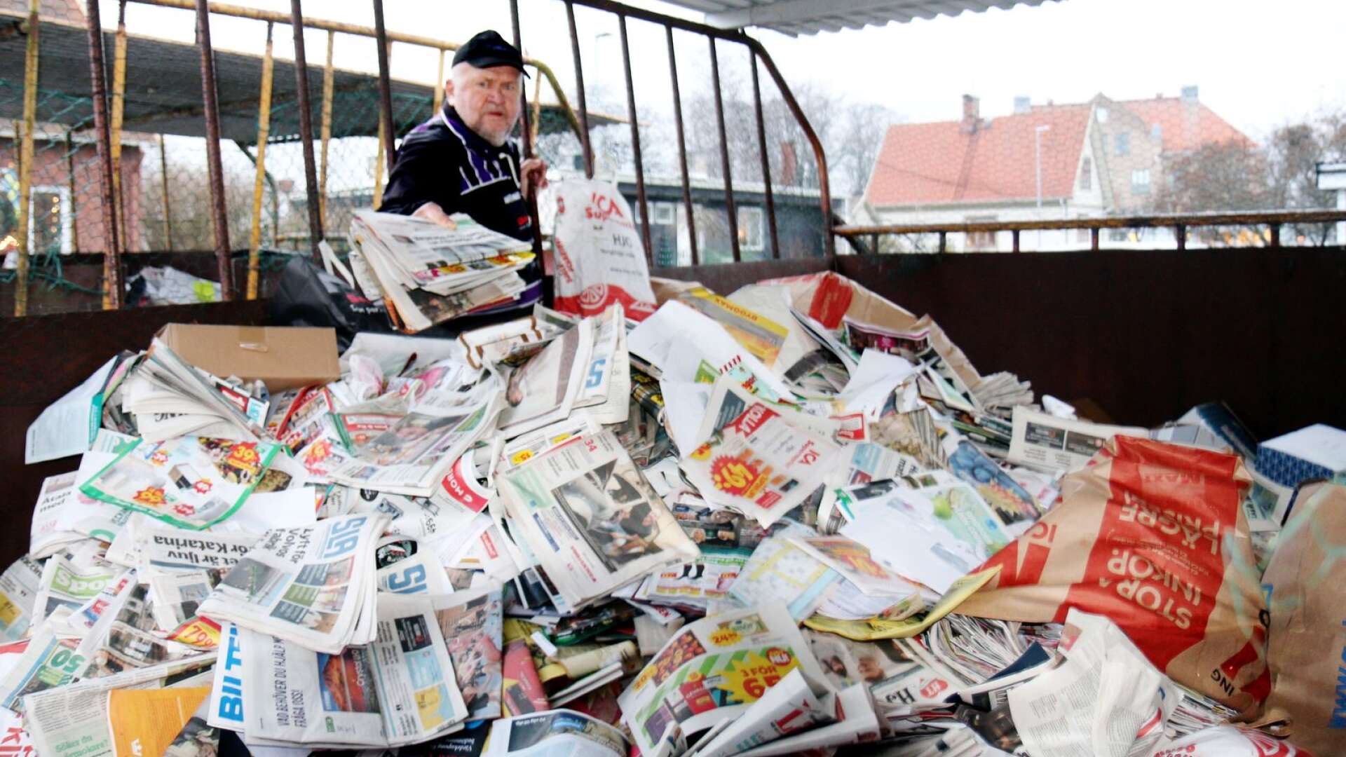 I 44 år har Hjo Velocipedklubb samlat in Hjobornas papper och tidningar, men i helgen gick denna epok i graven. Klubbens trotjänare Håkan Ljungkvist lassar på de sista tidningarna.