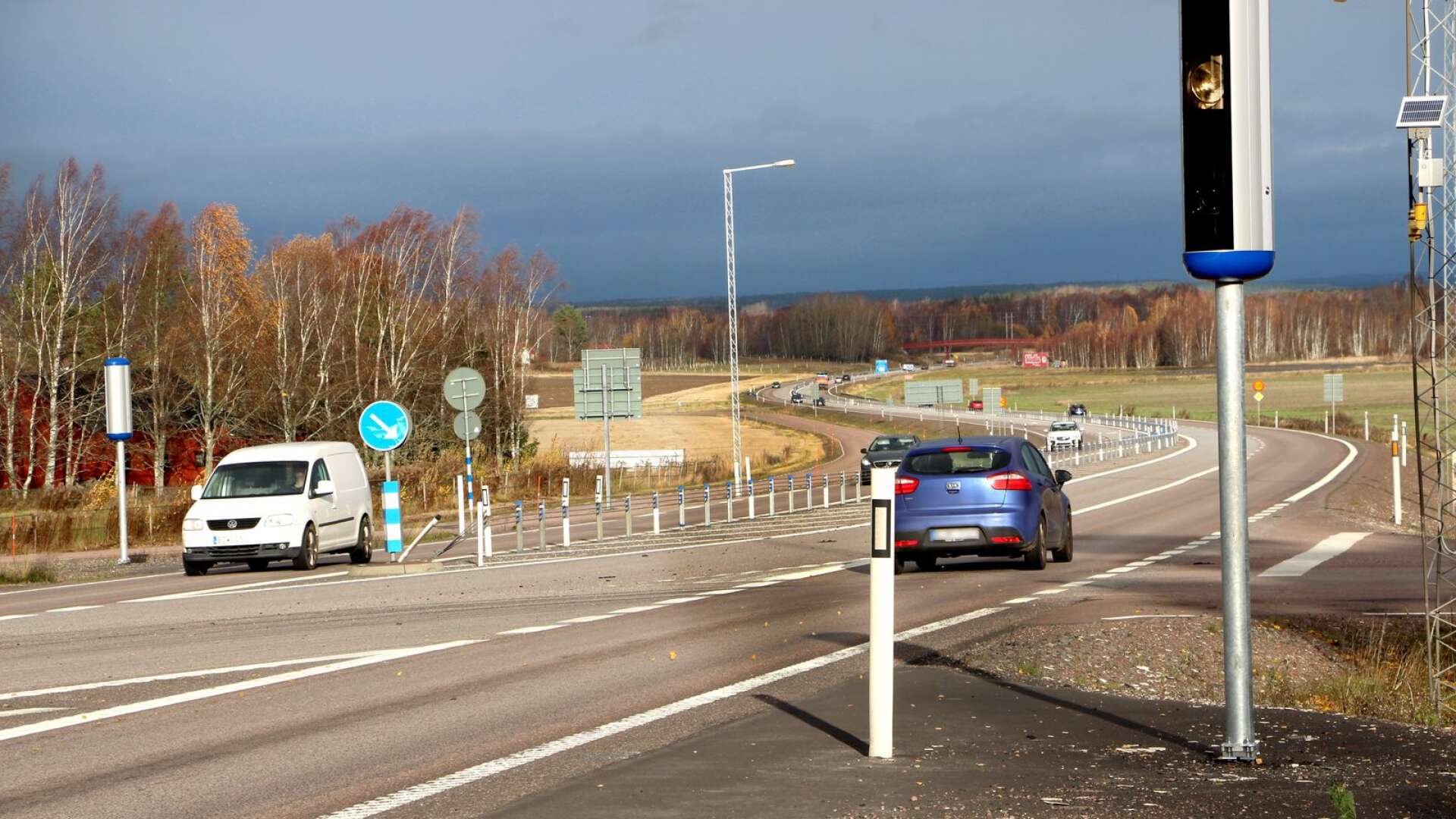 Trafikverket ska sätta upp 17 nya fartkameror i länet. Bilden visar de två som 2019 placerades på 61/62:an vid Kätterud strax norr om Karlstad.