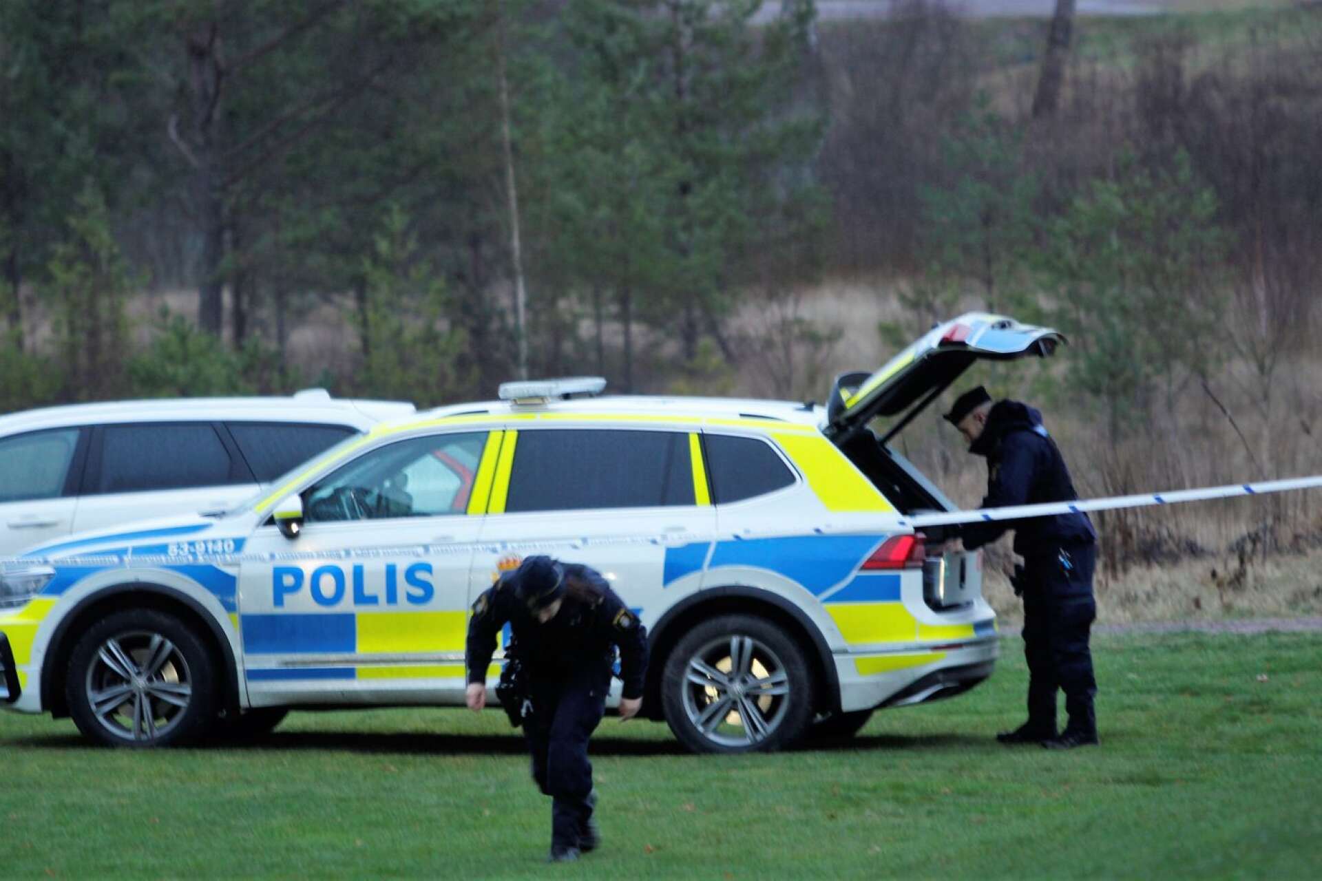 Polisen har spärrat av ett större område vid Frostaliden i Skövde med anledning av att en kvinna hittats död på nyårsdagen.