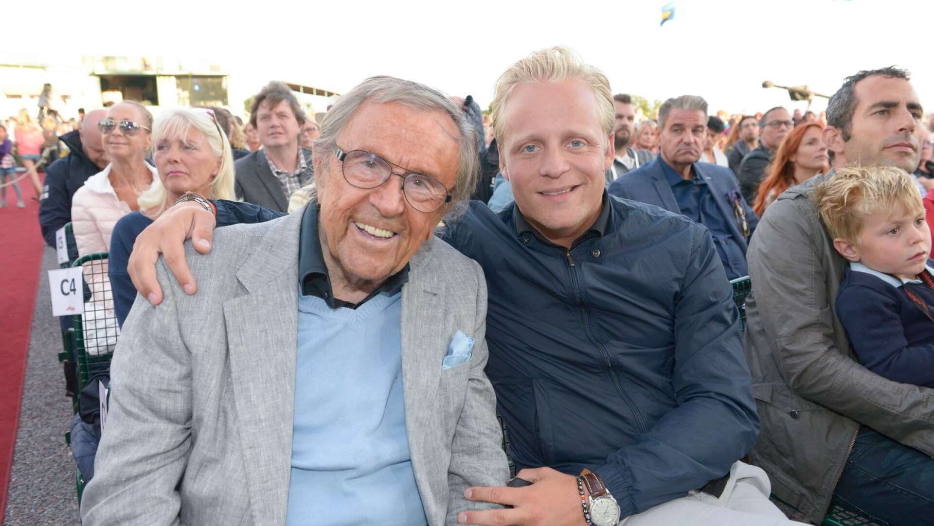 2014: Far och son – Arne och Andreas Weise – i publiken på säsongens sista Allsång på Skansen.