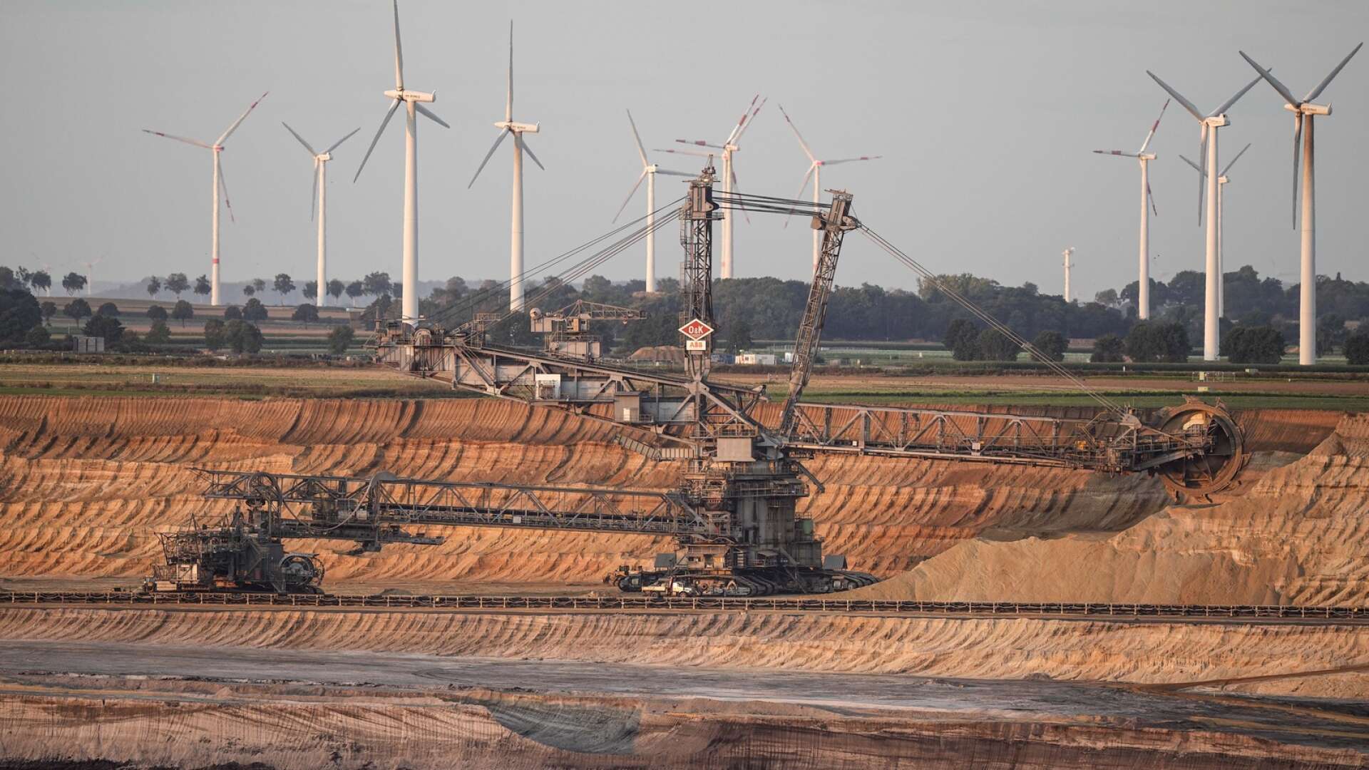 I Tyskland rivs nu vindkraftverk för att kolgruvan Garzweiler måste byggas ut, skriver Byrån.