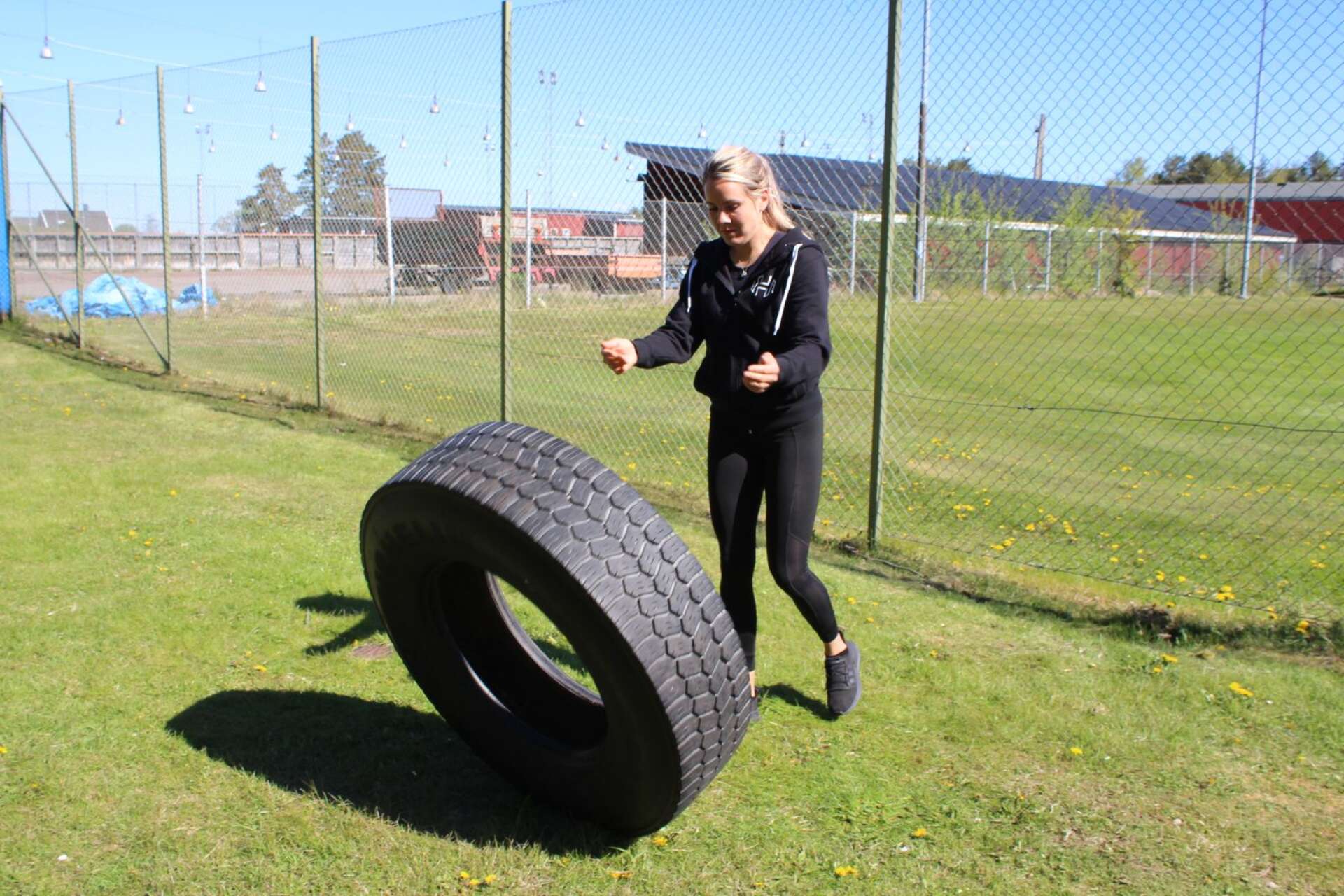 När man välter däck tränar man i stort sett hela kroppen, och man känner sig riktigt stark. Lina visar med ett rejält traktordäck. 