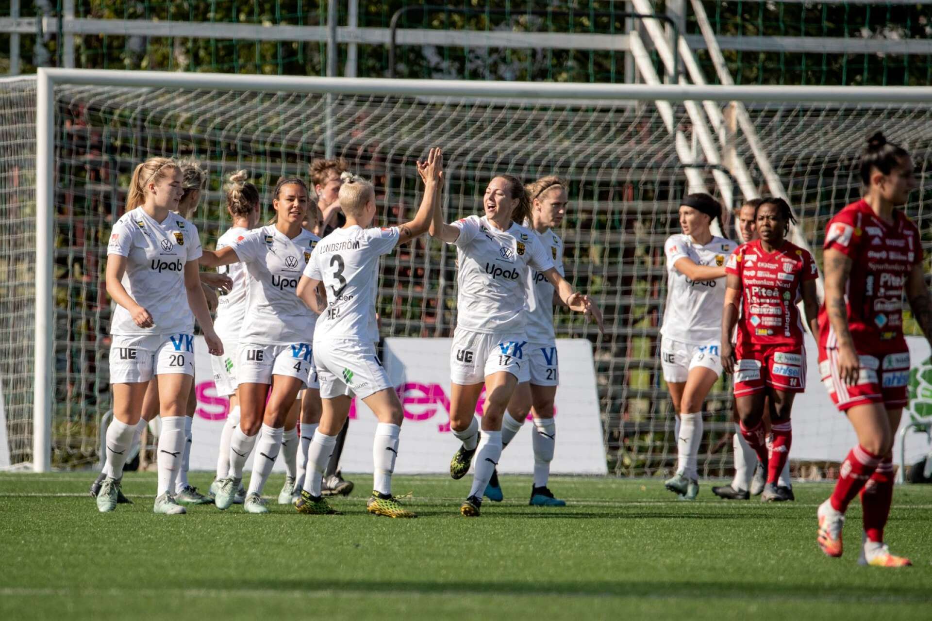 Umeå firar 0-2-mål genom nummer 9 Lova Lundin under lördagens fotbollsmatch i damallsvenskan mellan Piteå IF DFF och Umeå IK på LF Arena i Piteå.
