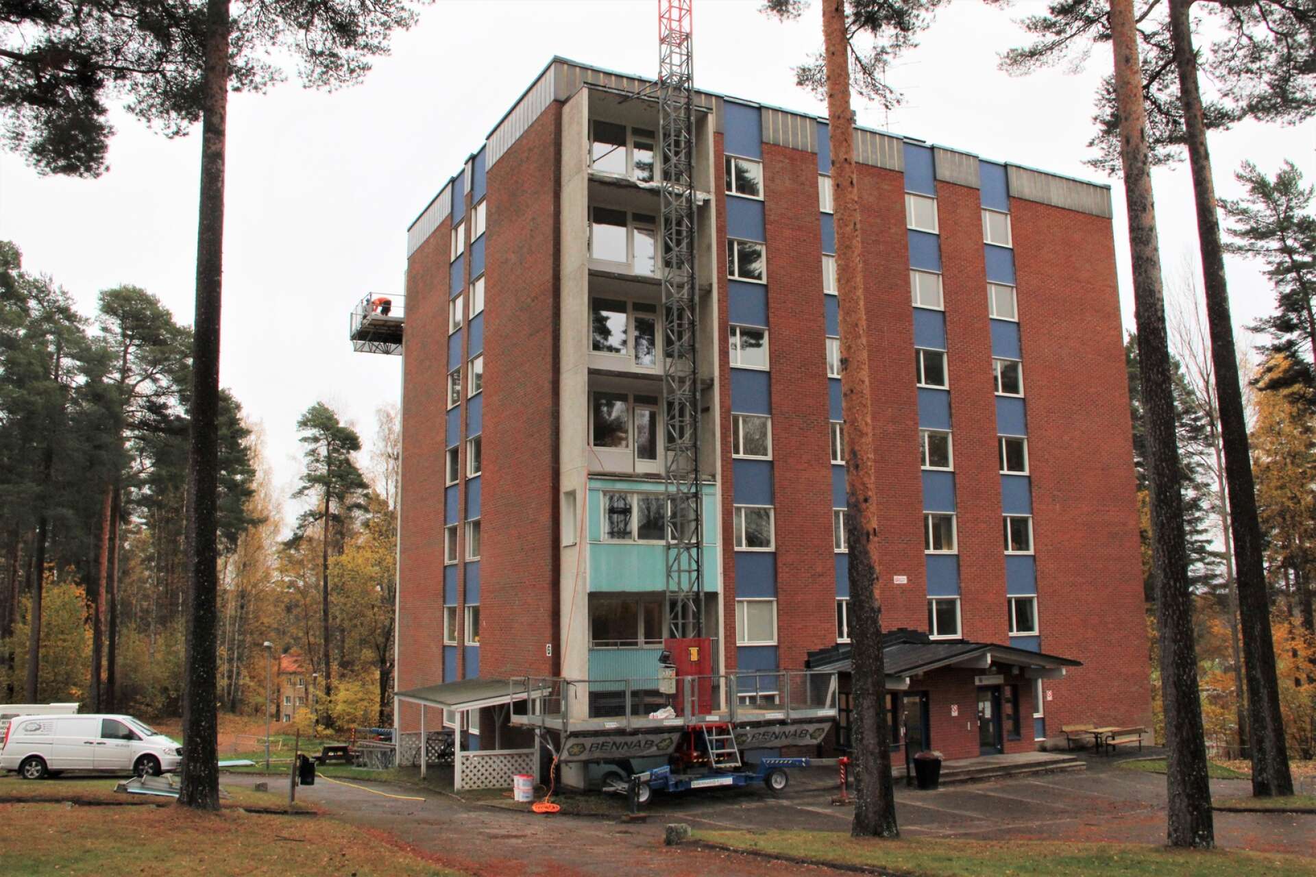 Fasadändring har gjorts innan det var klart med bygglov på Slingan 6 i Degerfors, då man målat de tidigare vita fasadskivorna i en blå kulör.