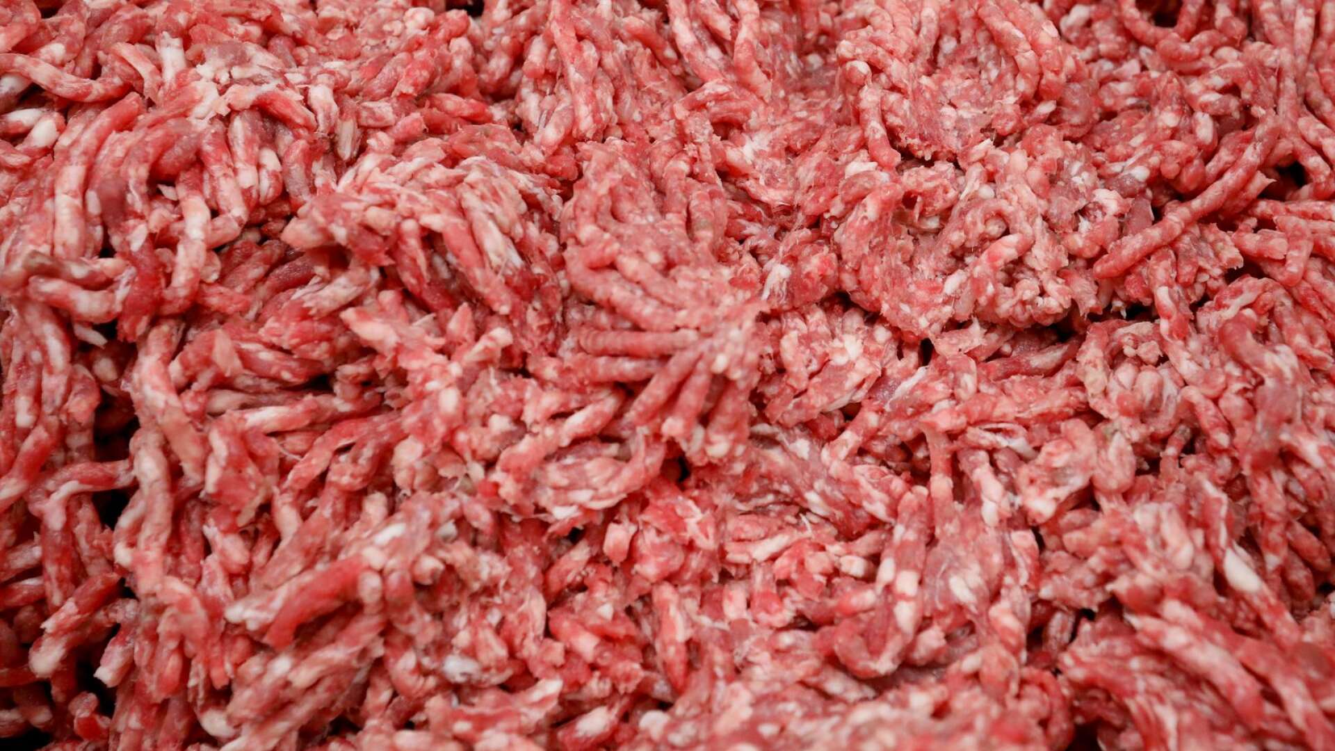 Kvarnen där butiken mal köttfärs var dåligt rengjord. Dessutom var det länge sedan det togs prover för mikrobiologisk analys. 