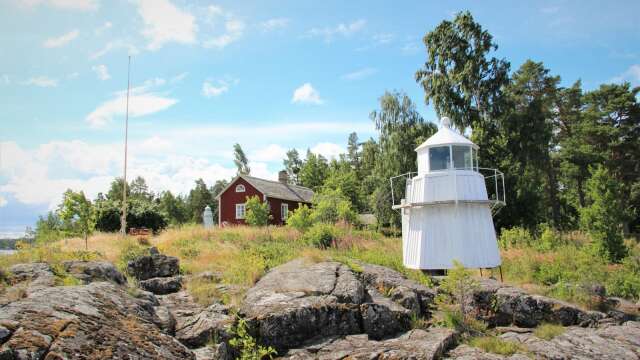 Harnäs fyrplats ligger på Harnäs udde, en kilometer väster om Sjötorp.