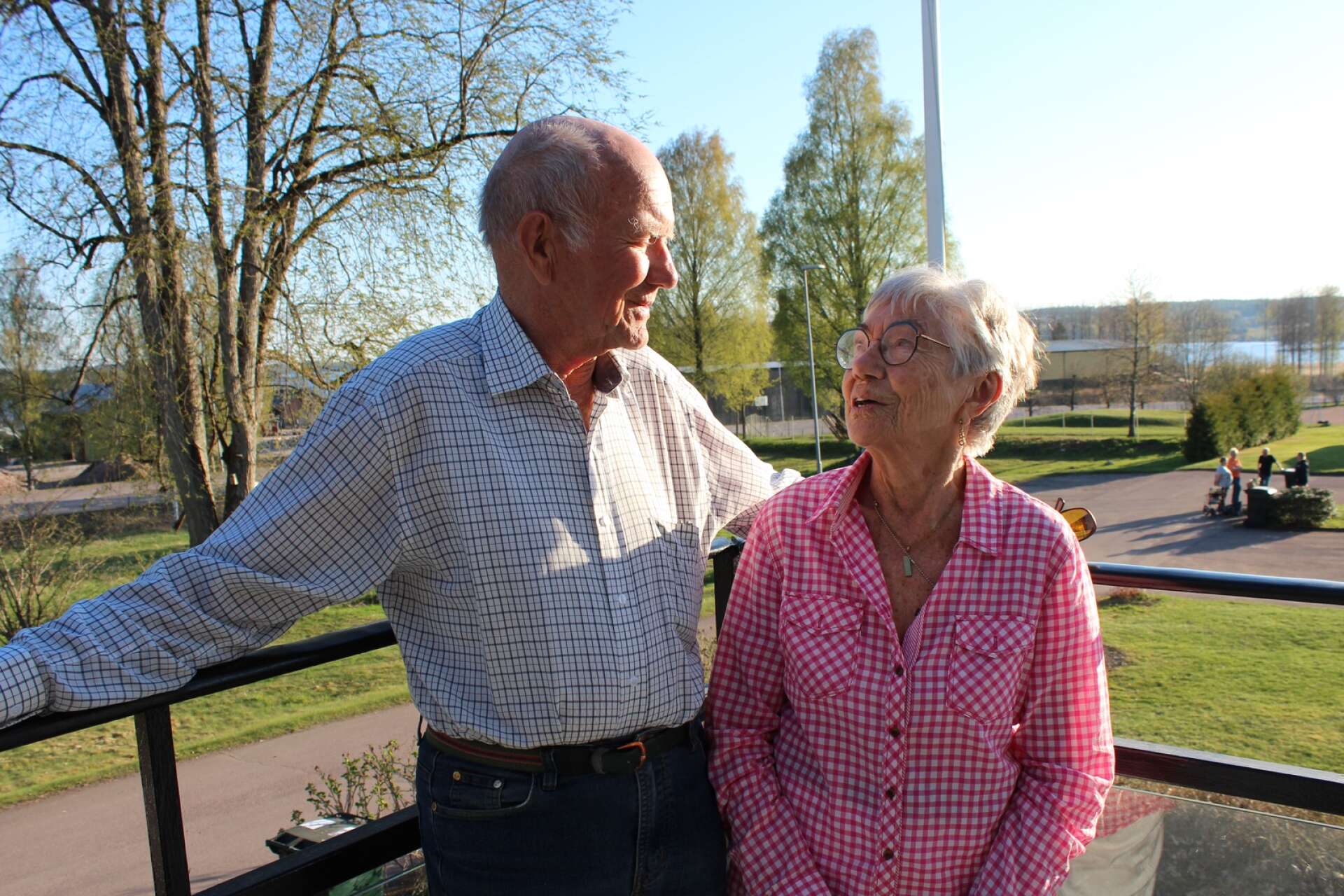 Gösta Green och Gunnel Håkansson har nu levt tillsammans i över 30 år. Här på balkongen med utsikt över Molkomsjön. 