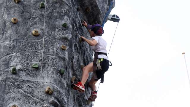 Nioårige Theo Joansson klättrade hela vägen upp i topp.