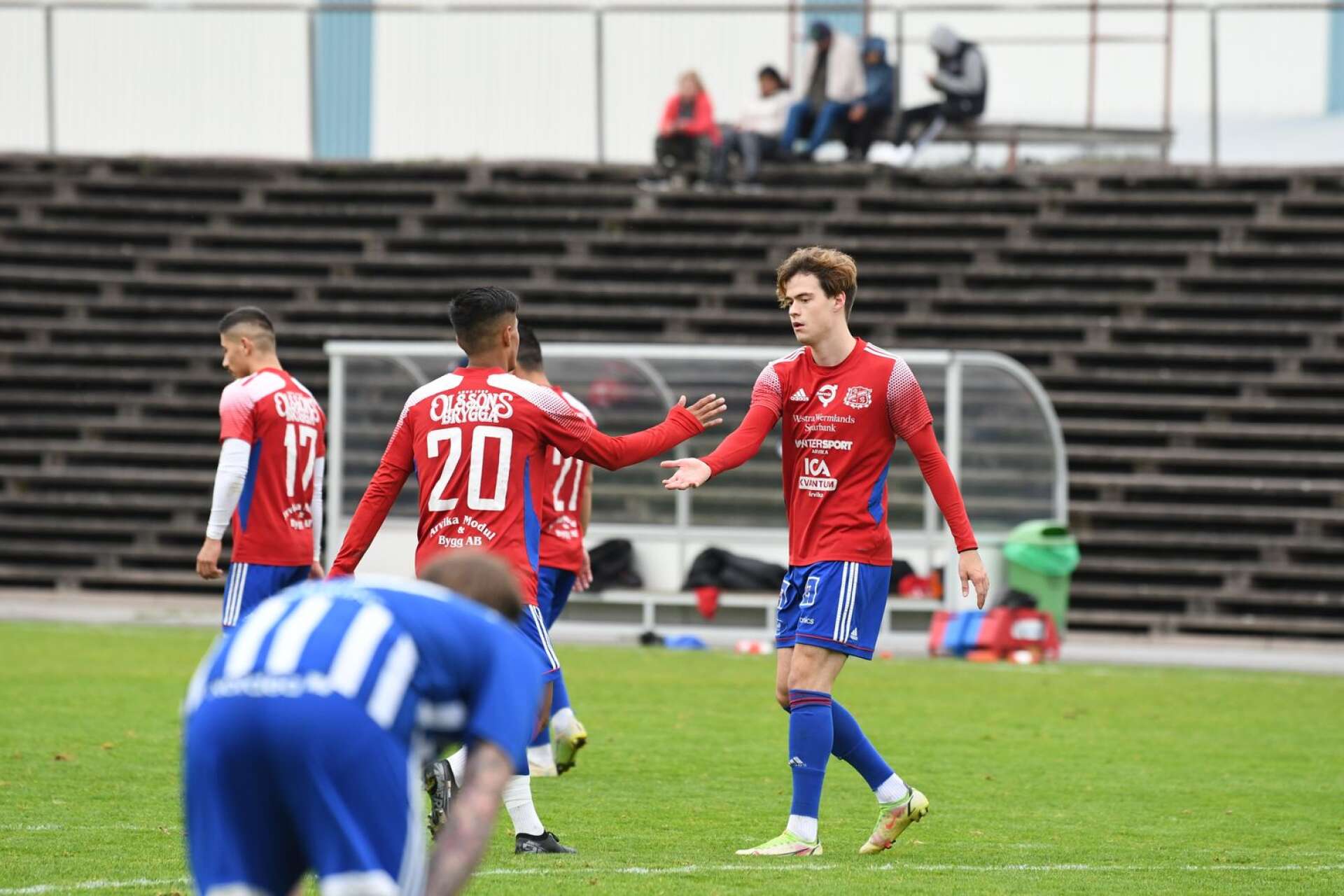 Filip Åström firar här sitt 5–0-mål tillsammans med Morteza Ahmadi, som gjorde målet dessförinnan.