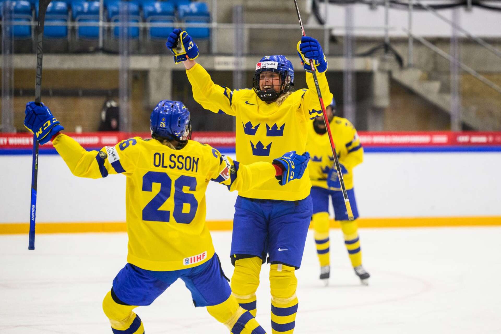 Värmländskan Olivia Carlsson firar sitt 2–0-mål för Sverige mot Japan.