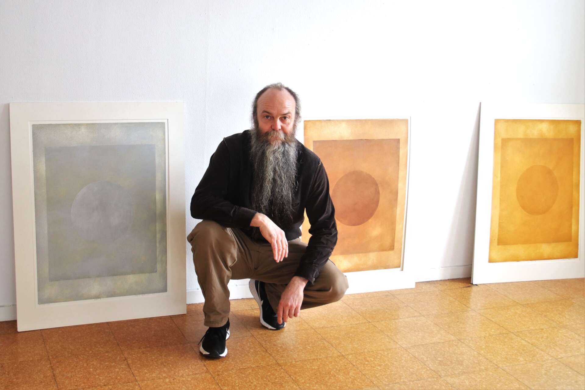 Magnus Hedman har intagit andra våningen i konsthallen med sin abstrakta konst.