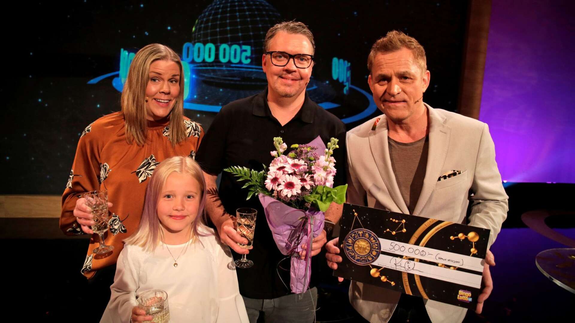 Ann-Sofie Svensson och Olle Hermansson med dottern Stella, tillsammans med programledaren Rickard Olsson.