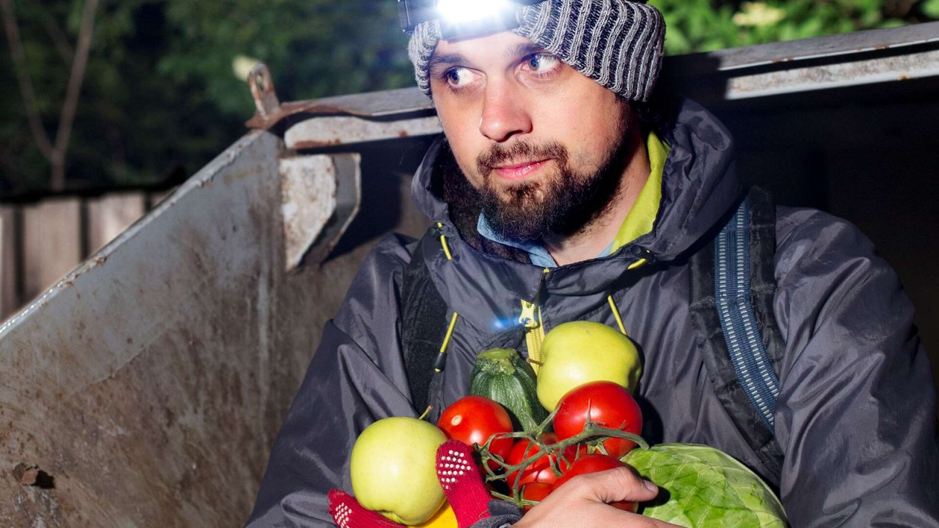 I fem års tid har Andreas Jakobsson livnärt sig på mat som kastas i matbutikernas containrar.