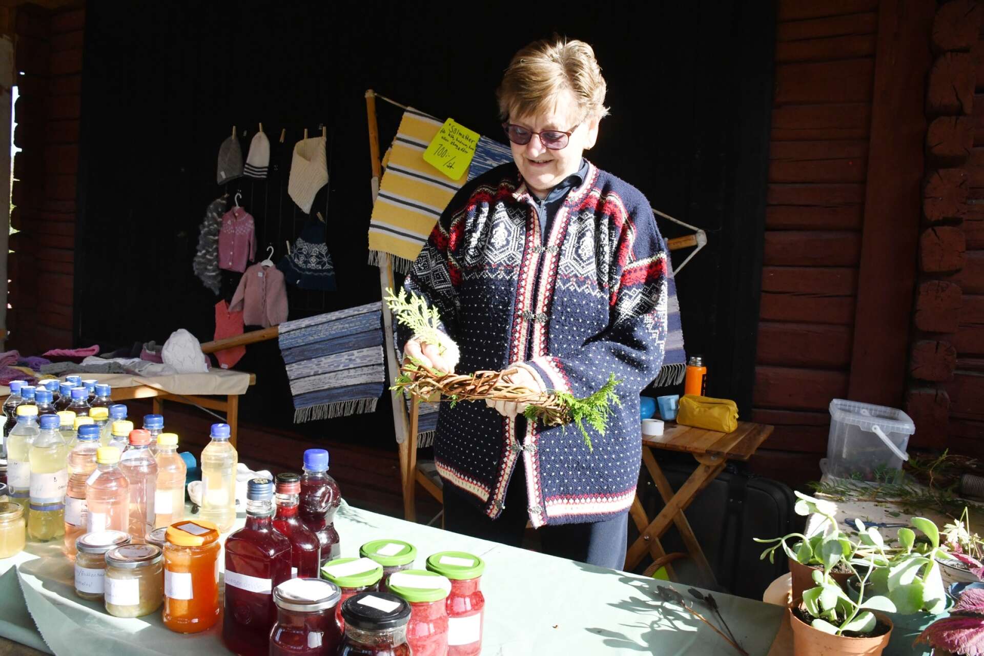 Gunilla Ekström tillverkade kransar och sålde saft och marmelader från den egna trädgården i Borgvik.