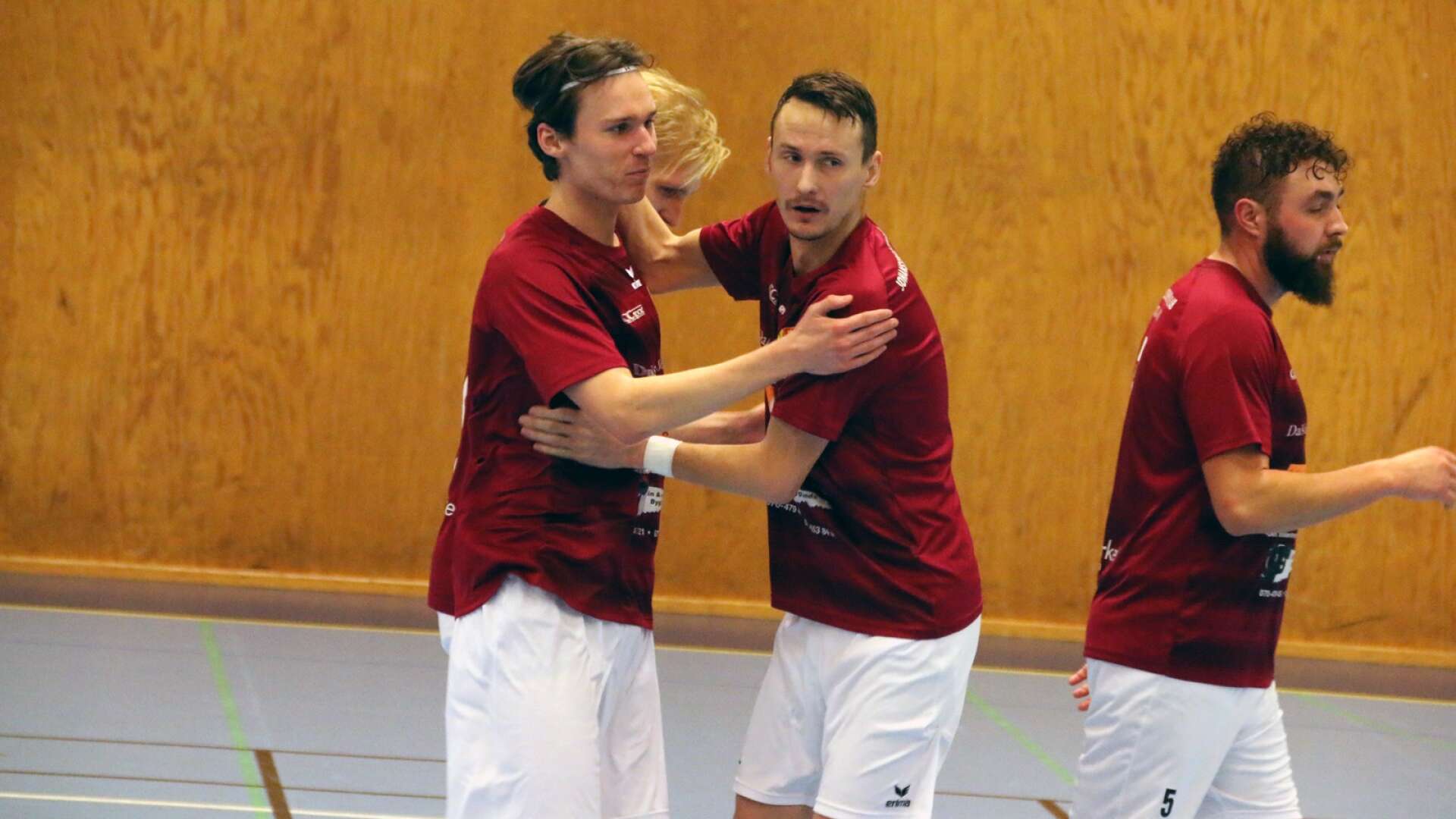 Färgelanda Futsal tog en osannolik seger borta mot seriesegrande Rosengård med 4–2 och säkrade därmed nytt kontrakt.