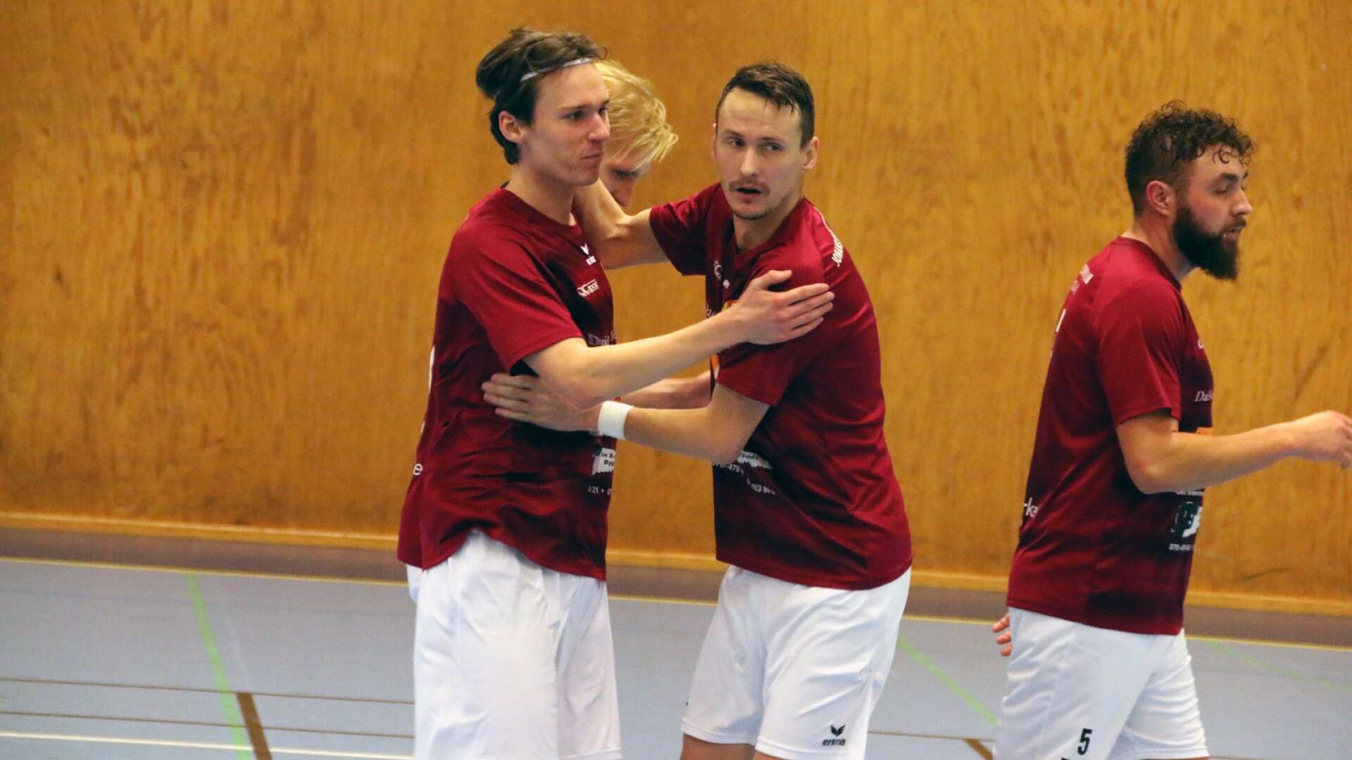 Filip Isbrand Fransson (vänster) gjorde två av målen när Färgelanda vann med 8–1 mot Dribbla United. Pontus Johannesson (mitten) stod för ett mål han också.