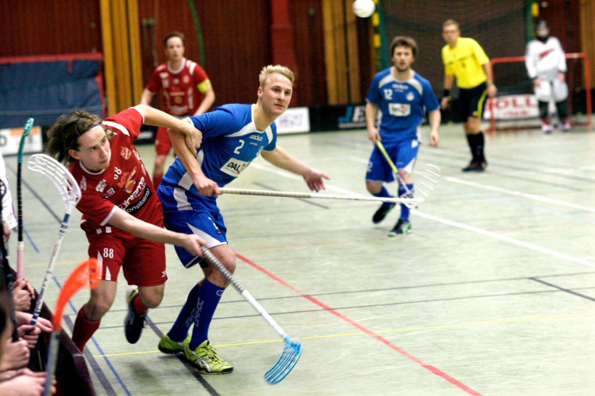 Precis som Fredrik Hermansson har Dan Karlsson (i blått) numera bytt Halna mot Lockerud. Här i kamp med Fritz Svensson i derbyt 2013. (ARKIVBILD)
