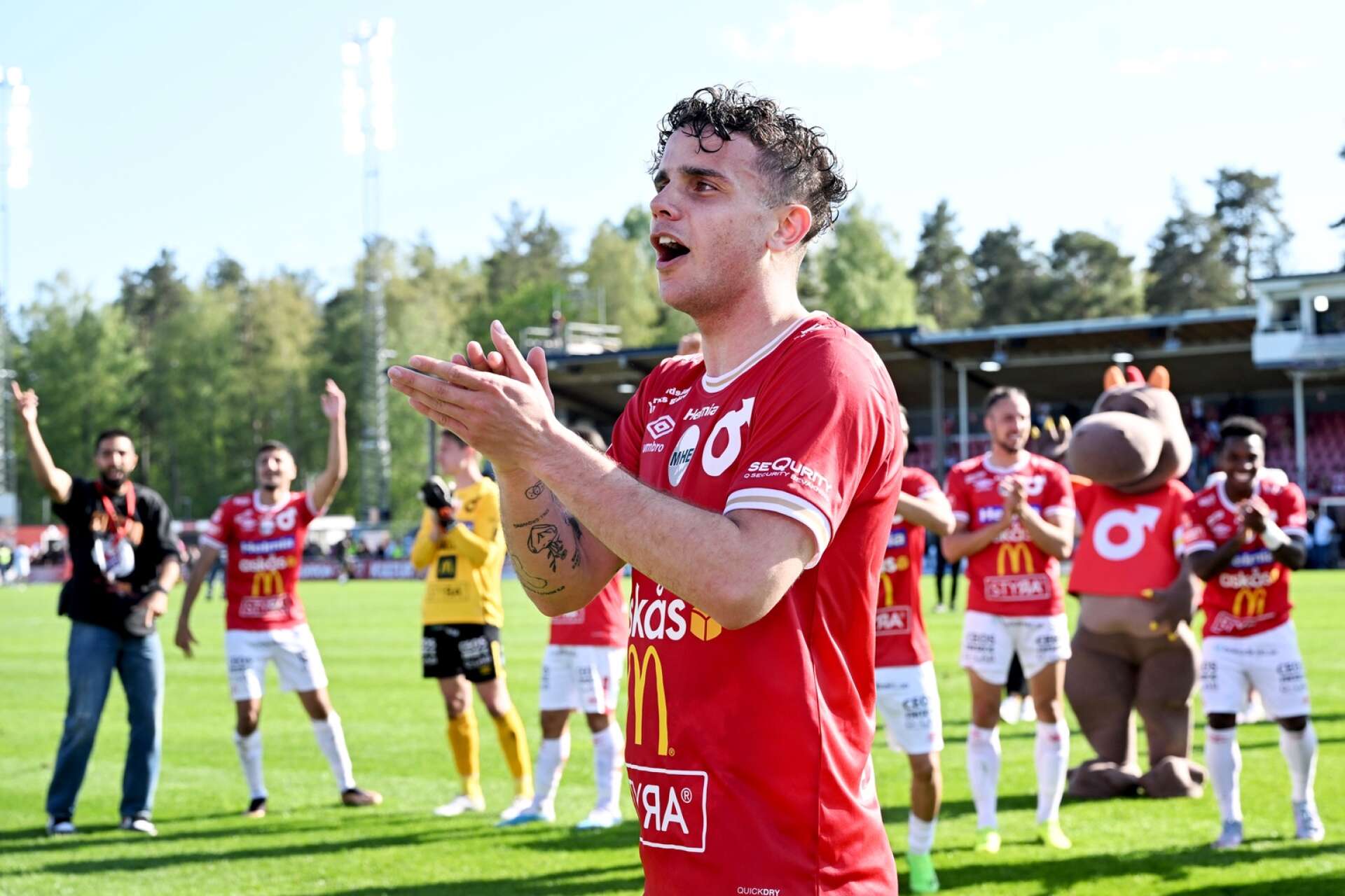 Salmon spelade nästan hela sin ungdomsfotboll i AIK.