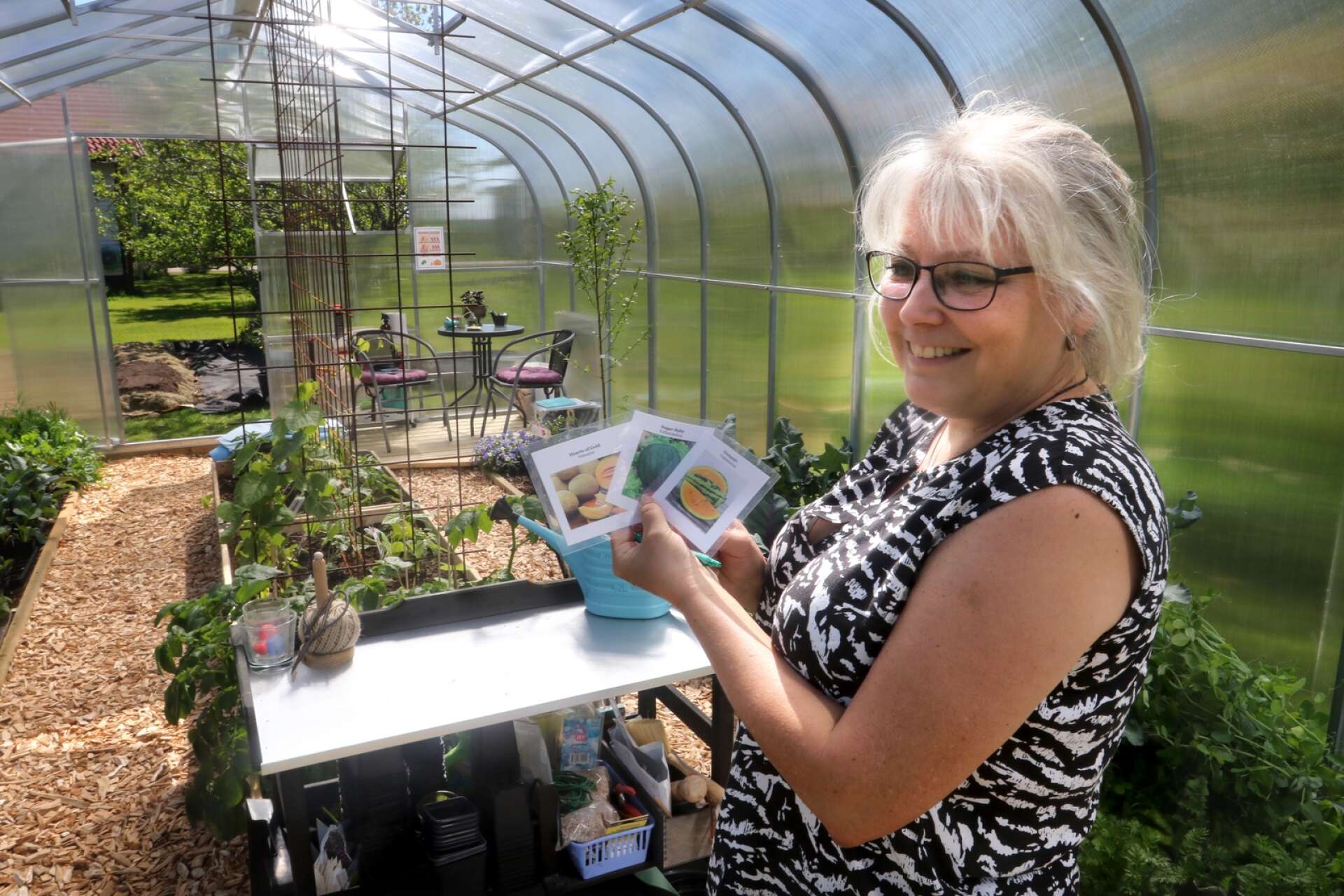 Entusiasmen är så stor att Susan gör skyltar till alla sina växter, så att de får reda på hur de ska se ut när det är klara.