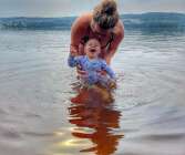 Så mycket glädje i ett sommarbad i Fryken i värmen, dotter och barnbarn.