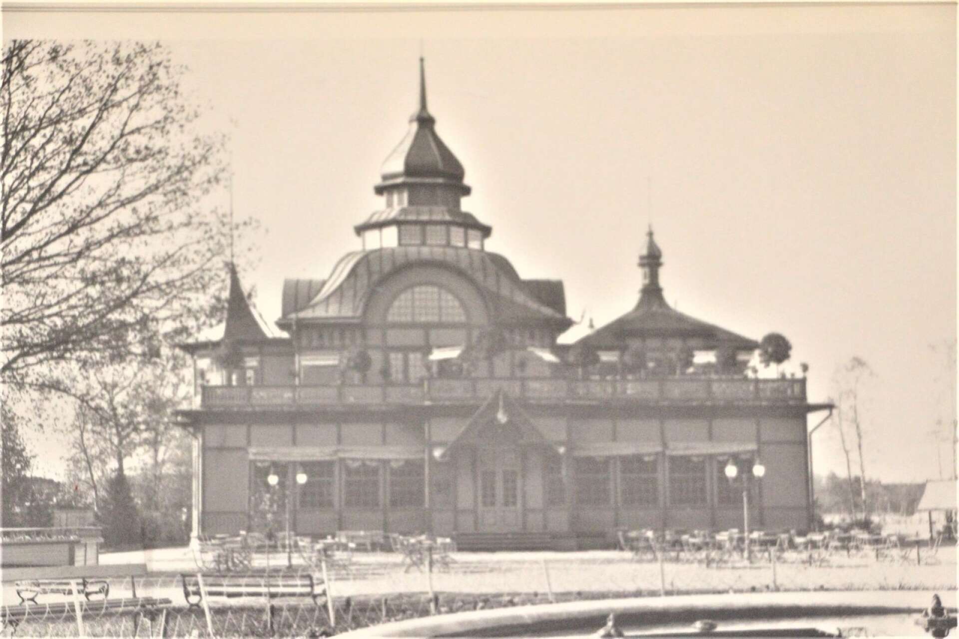 Natten till den 17 september 1959 bränner den så kallade Karlstadspyromanen ner Stadsträdgårdens fantastiska sommarrestaurang med tinnar och torn från slutet av 1800-talet.