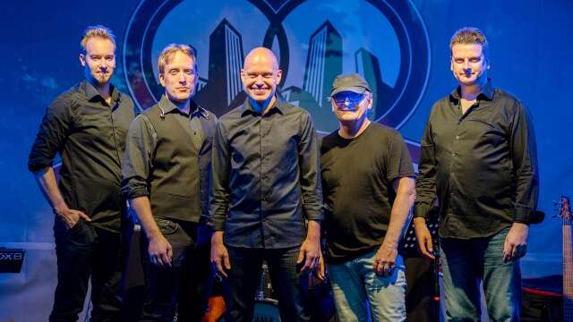 Showde är ett Tomas Ledin-tributeband från Skövde som är med på Rock mot cancer för första gången.