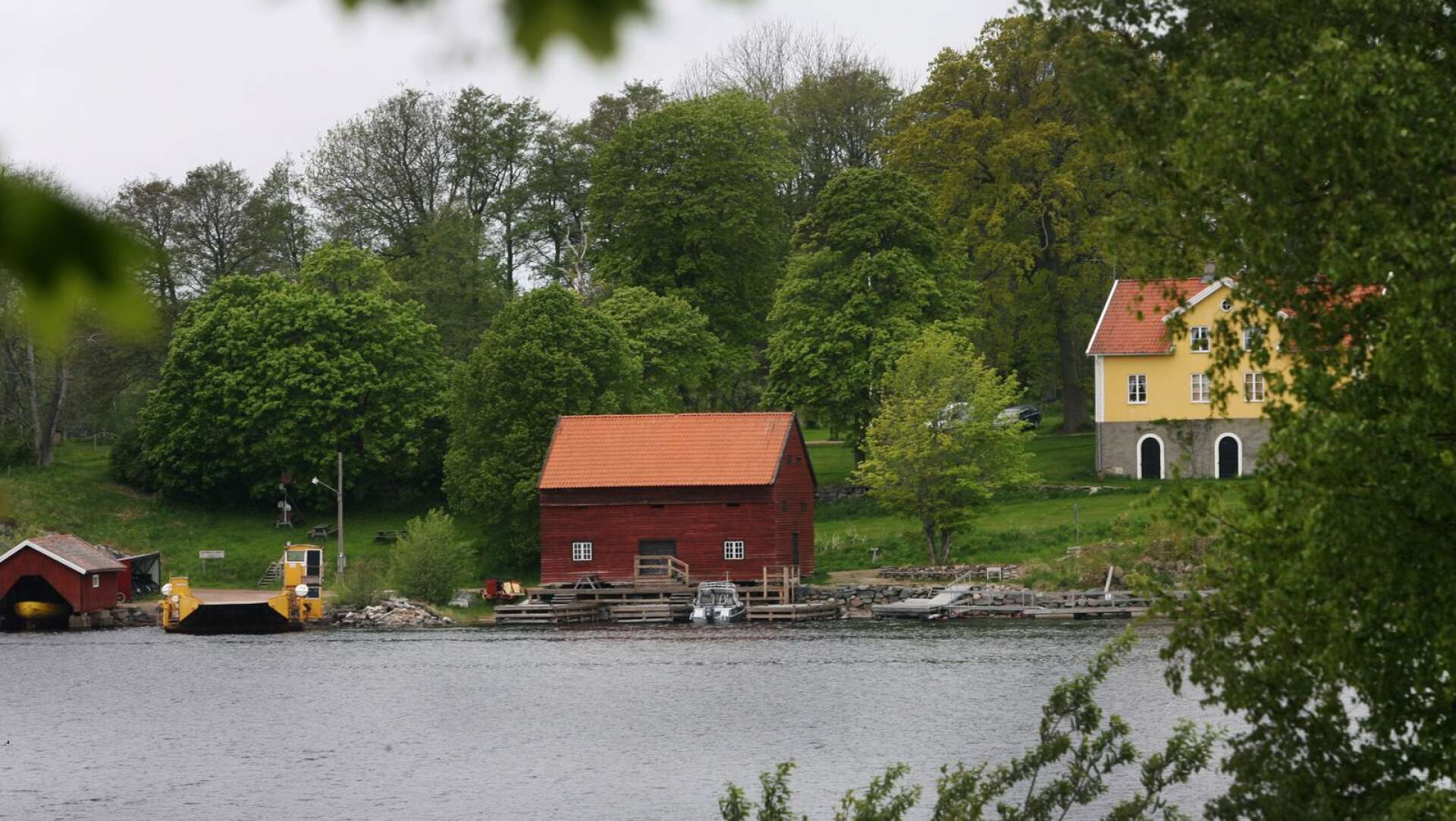 Mariestads kommun har beviljat Sveaskog strandskyddsdispens på Brommö, nu prövar länsstyrelsen beslutet.