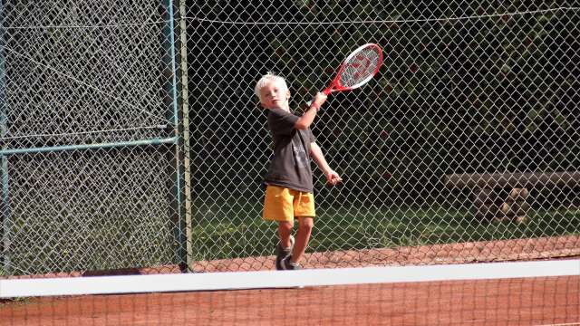 Tennisens dag firades lördagen den 21 augusti. Åmåls Tennisklubb bjöd på fika och möjlighet att prova på tennis. Vädret var strålande, men det var få som kom. Femåriga William Wiigh har tränat tennis sen ett tag och var en av de som såg ut att trivas bra på Örnäs utebanor.