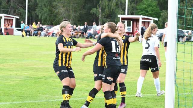 Edaspelarna firar efter 4-0 mot Västerås på hemmaplan.