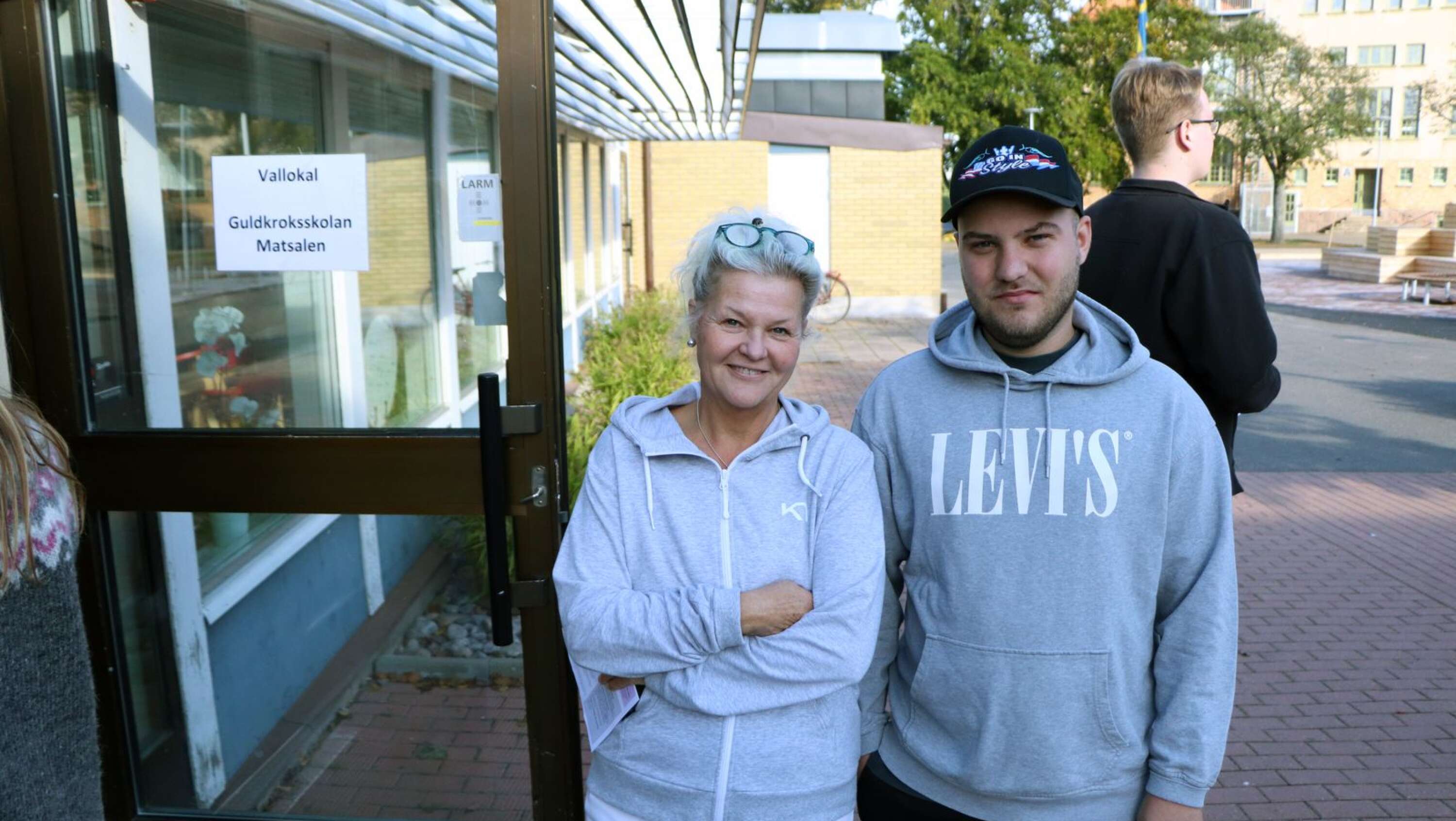 Hannes Månsson och hans mor Helena Månsson röstade i Guldkroksskolans matsal. 