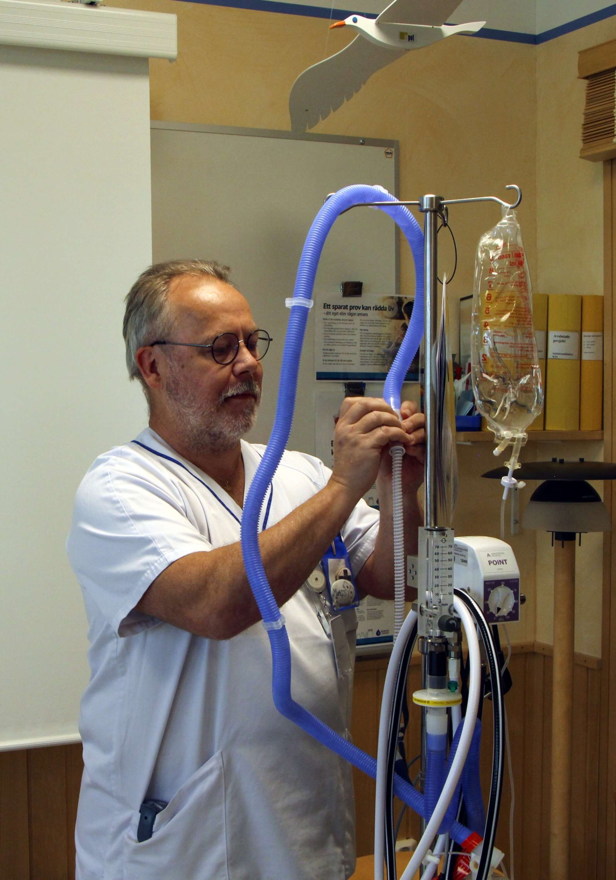 Mats Ottosson, sjuksköterska, gör i ordning apparaten med högflödessyrgas som hjälpt över 170 patienter med andningen.