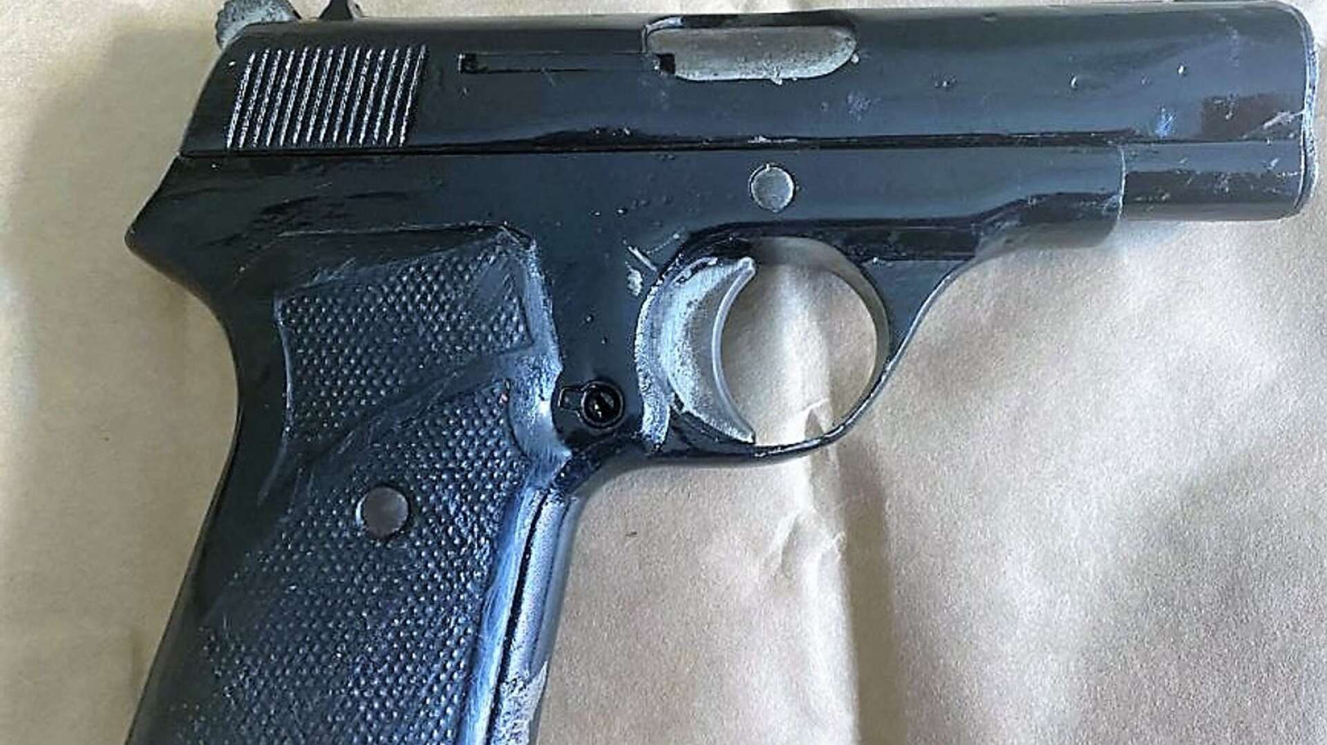 Pistolen som mannen hotade familjen med.