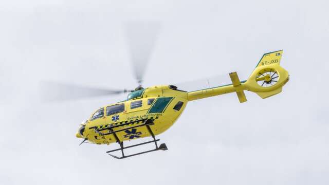 Olycksföraren fördes med ambulanshelikopter till sjukhus i Göteborg.