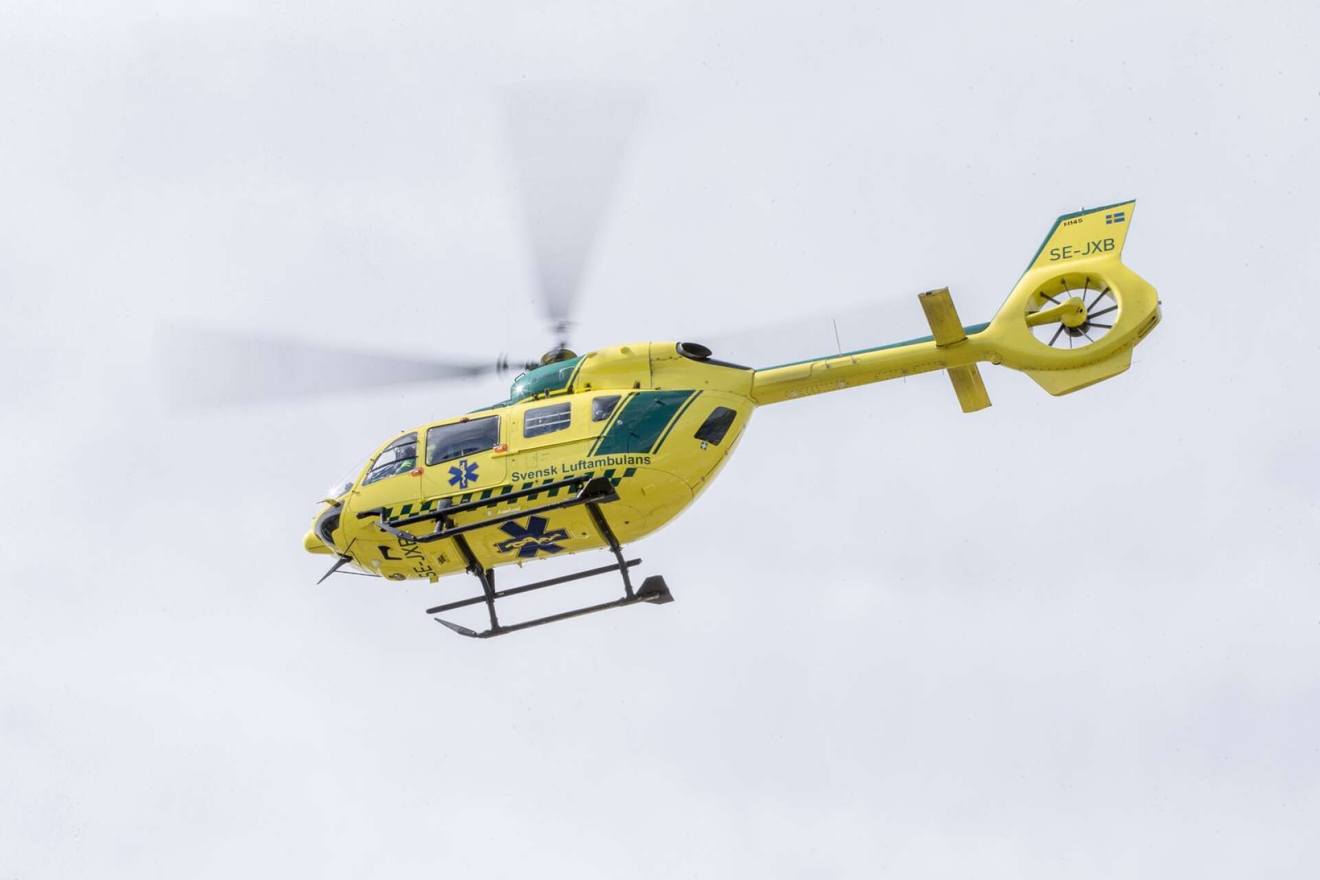 Olycksföraren fördes med ambulanshelikopter till sjukhus i Göteborg.