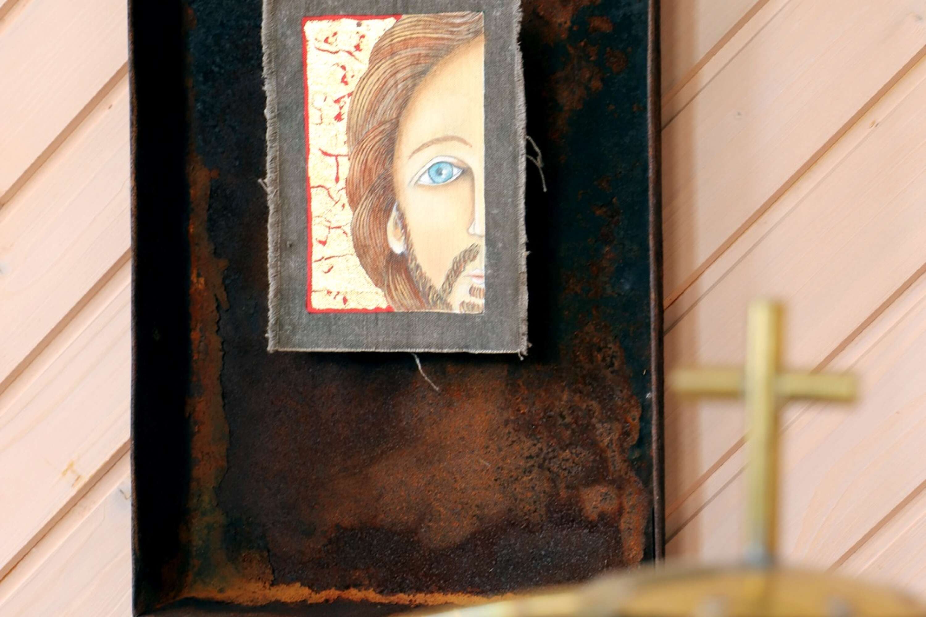 En Jesusbild fäst på en gammal bakplåt. Återbruk är en viktig del av Mats Hermanssons konstnärskap.