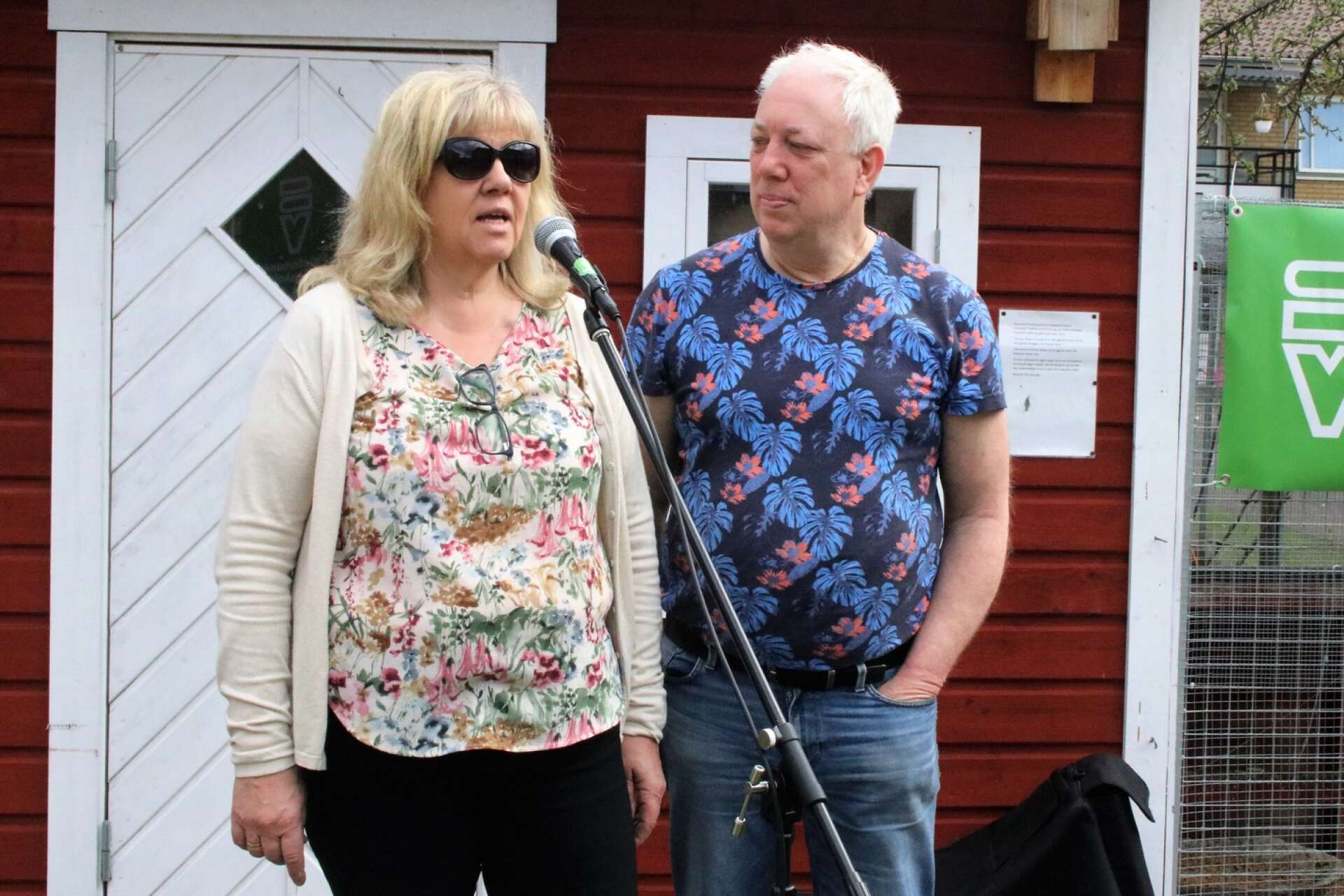 Åsa Bodmark, frivilligsamordnare på Samverket, och Anders Hansson, från Studieförbundet Vuxenskolan, höll i programmet där det förutom loppisen även bjöds på musikunderhållning.